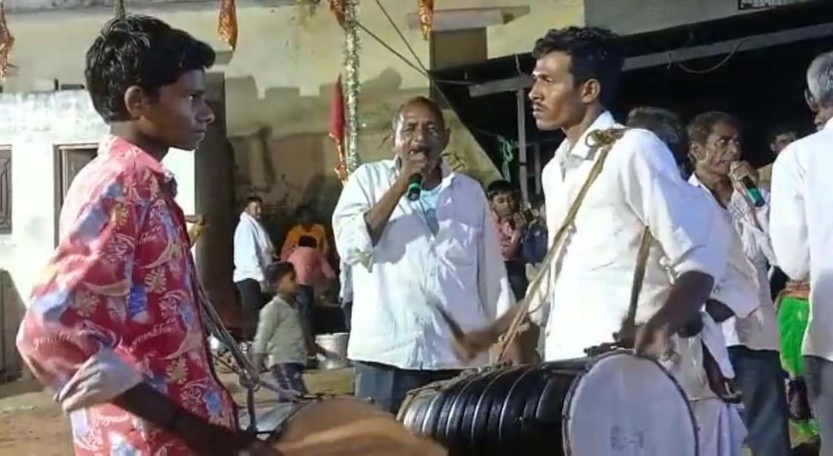 તે દિવસથી શરૂ થઇ છે આ અનોખી નવરાત્રી. આ નવરાત્રિને 150 વર્ષ વીતી ગયાં છતાં પણ આ સમાજના લોકોએ આ પરંપરા હજુ પણ જાળવી રાખી છે. જો કે આ આધુનિક યુગમાં 150 વર્ષ જૂની આ અનોખી નવરાત્રી આકર્ષણનું કેન્દ્ર બની છે. આ નવરાત્રીને જોવા ફક્ત જલોત્રા ગામના જ નહિ પણ દૂર દૂરના વિસ્તારોના લોકો પણ જલોત્રા ગામે આવી રહ્યા છે. તે દિવસથી શરૂ થઇ છે આ અનોખી નવરાત્રી. આ નવરાત્રિને 150 વર્ષ વીતી ગયાં છતાં પણ આ સમાજના લોકોએ આ પરંપરા હજુ પણ જાળવી રાખી છે. જો કે આ આધુનિક યુગમાં 150 વર્ષ જૂની આ અનોખી નવરાત્રી આકર્ષણનું કેન્દ્ર બની છે. આ નવરાત્રીને જોવા ફક્ત જલોત્રા ગામના જ નહિ પણ દૂર દૂરના વિસ્તારોના લોકો પણ જલોત્રા ગામે આવી રહ્યા છે.