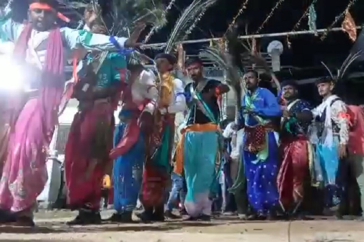 ગુજરાતના આ ગામના પુરુષો મહિલાનો વેષ ધારણ કરીને રમે છે ગરબા,જાણો રસપ્રદ પરંપરા પાછળનું કારણ ગુજરાતના આ ગામના પુરુષો મહિલાનો વેષ ધારણ કરીને રમે છે ગરબા,જાણો રસપ્રદ પરંપરા પાછળનું કારણ