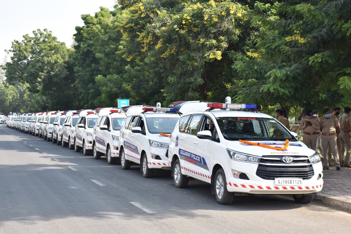 હાઇવે પેટ્રોલ વાહન શહેર અને જિલ્લામાં આવેલા મુખ્ય ધોરીમાર્ગો ઉપર પ્રેટ્રોલિંગ કરી અકસ્માત સમયે ફર્સ્ટ રીસ્પોન્સ વ્હીકલ તથા રેસ્કયુ વ્હીકલ તરીકે કામ કરશે. આ વાહન થકી વાહન અકસ્માતમાં ઇજાગ્રસ્તને વ્યક્તિને બહાર કાઢવા અને હોસ્પિટલ ખસેડવાની કાર્યવાહી કરશે. સમગ્ર રાજયમાં શહેર અને જિલ્લા યુનિટને એક- એક એ રીતે કુલ ૪૨ હાઇવે પેટ્રોલ વાહનોની ફાળવણી કરવામાં આવી છે. ૪૨ હાઇવે પેટ્રોલ વાન કુલ રૂપિય ૬ કરોડ ૫૬ લાખથી વધુના ખર્ચે તૈયાર કરવામાં આવી છે. હાઇવે પેટ્રોલ વાહનમાં હાઇડ્રોલીક રેસ્કયુ કીટ, સ્ટ્રેચર, પોર્ટેબલ ઇમરજન્સી લાઇટની બેગ, ઇલેકટ્રીક મોટર સાથે સ્ટીલ રસ્સી, હાઇડ્રોલિક જેક, વુડ કટર, માઇક અને સાયરન સાથે રૂફ લાઇટબાર અને પીએ સિસ્ટમ, પીટીઝેટ કેમેરા ડે- નાઇટ, અગ્નિશામક, રિચાર્જેબલ ટોર્ચ, ફર્સ્ટ એઇડ બોક્ષ, એલીડી મોનિટર, મોબાઇલ નેટવર્ક વિડિયો રેકોર્ડર અને રીઅર કેમેરા જેવી સુવિધાથી સજ્જ બનાવવામાં આવી છે. હાઇવે પેટ્રોલ વાહન શહેર અને જિલ્લામાં આવેલા મુખ્ય ધોરીમાર્ગો ઉપર પ્રેટ્રોલિંગ કરી અકસ્માત સમયે ફર્સ્ટ રીસ્પોન્સ વ્હીકલ તથા રેસ્કયુ વ્હીકલ તરીકે કામ કરશે. આ વાહન થકી વાહન અકસ્માતમાં ઇજાગ્રસ્તને વ્યક્તિને બહાર કાઢવા અને હોસ્પિટલ ખસેડવાની કાર્યવાહી કરશે. સમગ્ર રાજયમાં શહેર અને જિલ્લા યુનિટને એક- એક એ રીતે કુલ ૪૨ હાઇવે પેટ્રોલ વાહનોની ફાળવણી કરવામાં આવી છે. ૪૨ હાઇવે પેટ્રોલ વાન કુલ રૂપિય ૬ કરોડ ૫૬ લાખથી વધુના ખર્ચે તૈયાર કરવામાં આવી છે. હાઇવે પેટ્રોલ વાહનમાં હાઇડ્રોલીક રેસ્કયુ કીટ, સ્ટ્રેચર, પોર્ટેબલ ઇમરજન્સી લાઇટની બેગ, ઇલેકટ્રીક મોટર સાથે સ્ટીલ રસ્સી, હાઇડ્રોલિક જેક, વુડ કટર, માઇક અને સાયરન સાથે રૂફ લાઇટબાર અને પીએ સિસ્ટમ, પીટીઝેટ કેમેરા ડે- નાઇટ, અગ્નિશામક, રિચાર્જેબલ ટોર્ચ, ફર્સ્ટ એઇડ બોક્ષ, એલીડી મોનિટર, મોબાઇલ નેટવર્ક વિડિયો રેકોર્ડર અને રીઅર કેમેરા જેવી સુવિધાથી સજ્જ બનાવવામાં આવી છે.