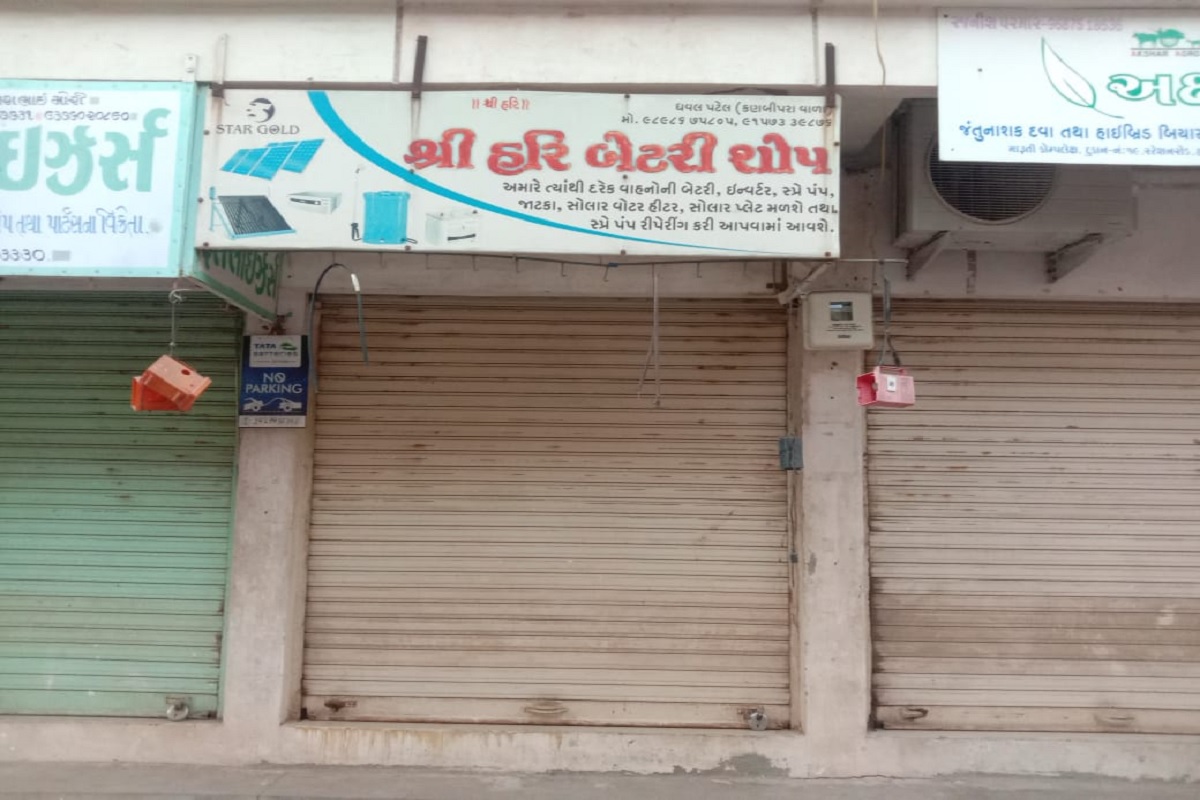  અતુલ જોષી, મોરબી : મોરબી જીલ્લાના (morbi jilla) હળવદમા વેપારીએ (Halwad merchant) બેટરીના બાકી પૈસાની ઉઘરાણી કરતા ચાર વ્યક્તિઓએ વેપારી ઉપર તલવાર, છરી જેવા ઘાતકી હથીયાર વડે હુમલો (Fatal attack on merchant) કાર્યનો બનાવ પોલીસ ચોપડે નોંધાતા મોરબી પોલીસ કાફલો હળવદ (morbi police team) ખાતે દોળી જઇ ચાંપતો બંદોબસ્ત ગોઠવી દીધો હતો.