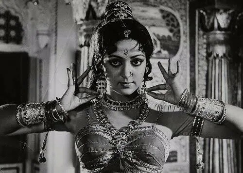 આ વાત પણ જગ જાહેર છે કે, બોલિવૂડ એક્ટર જિતેન્દ્રનાં દિલ પર પણ હેમા માલિની રાજ કરી ચૂકી છે. એક વખત ચેન્નઇમાં હેમાનાં ઘર પર બંનેનાં પરિવાર મળ્યાં પણ હતાં. જિતેન્દ્ર ચટ મંગની પટ લગ્ન ઇચ્છતા હતાં. પણ ધમેન્દ્રએ તેને સમજાવી કે જલ્દીમાં કોઇ નિર્ણય ન કરે. બાદમાં હેમા માલિની સાથે ધરમેન્દ્ર સાથે જ લગ્ન કર્યાં. (Photo: @dreamgirlhemamalini/Instagram) આ વાત પણ જગ જાહેર છે કે, બોલિવૂડ એક્ટર જિતેન્દ્રનાં દિલ પર પણ હેમા માલિની રાજ કરી ચૂકી છે. એક વખત ચેન્નઇમાં હેમાનાં ઘર પર બંનેનાં પરિવાર મળ્યાં પણ હતાં. જિતેન્દ્ર ચટ મંગની પટ લગ્ન ઇચ્છતા હતાં. પણ ધમેન્દ્રએ તેને સમજાવી કે જલ્દીમાં કોઇ નિર્ણય ન કરે. બાદમાં હેમા માલિની સાથે ધરમેન્દ્ર સાથે જ લગ્ન કર્યાં. (Photo: @dreamgirlhemamalini/Instagram)