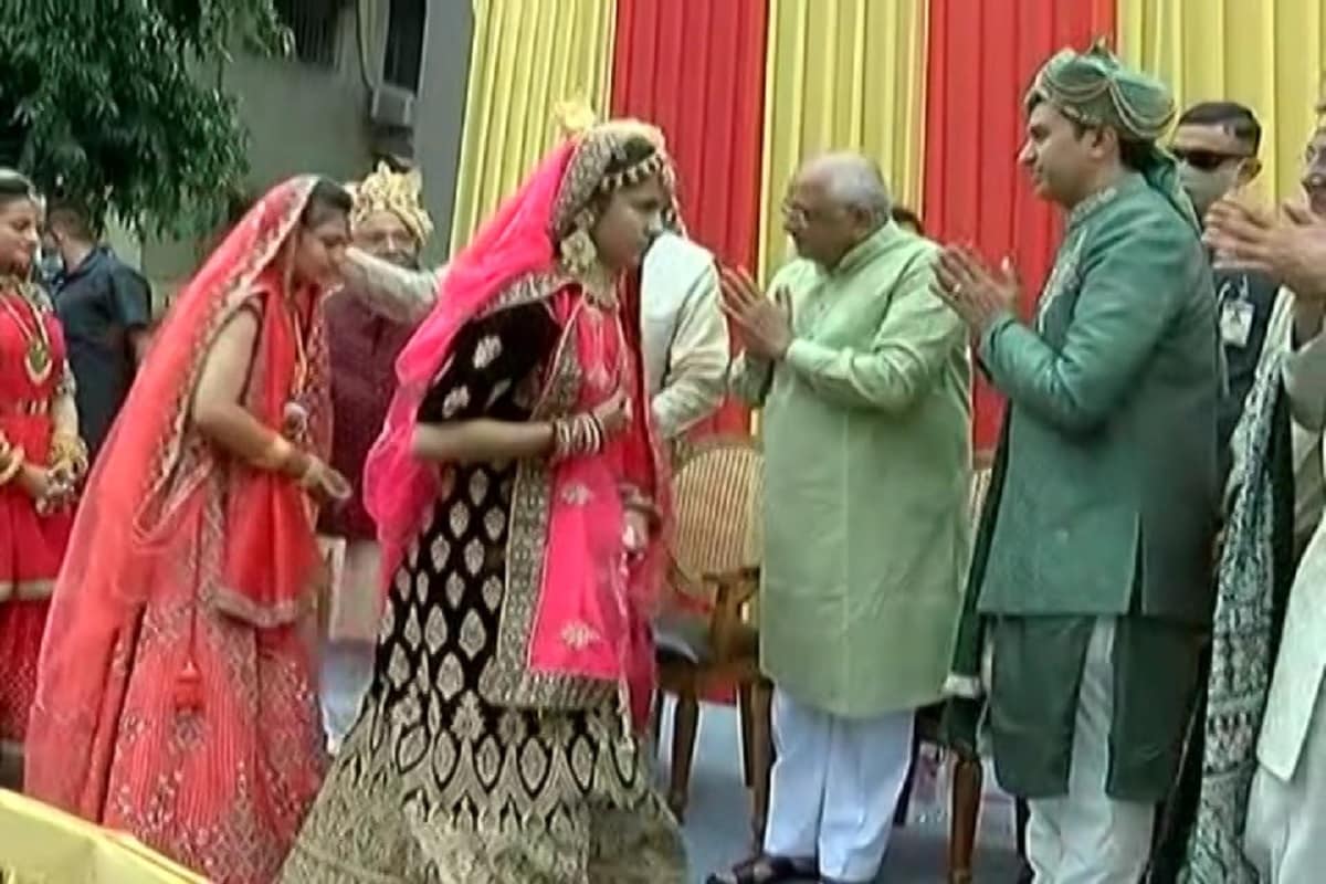 અમદાવાદઃ સુરતમાં દીક્ષા (Initiation) લઇ રહેલા 74 મુમુક્ષુોનો વર્ષીદાનનો (Mumuksho varshidan) વરઘોડો (Procession) અમદાવાદ શહેરમાં (ahmedabad) રવિવારે યોજાયો. જૈન સમુદાયના 74 દીક્ષાર્થીઓનું અમદાવાદમાં આગમન થતાં સમસ્ત જૈન સમાજમાં (jain samaj) હર્ષોલ્લાસ છવાઈ ગયો. દર્શનીય અને ઐતિહાસિક શોભાયાત્રાનું પ્રસ્થાન મુખ્ય મંત્રી ભુપેન્દ્રભાઈ પટેલે (Gujarat CM bhupendra patel) કરાવ્યું. આ તમામ મુમુક્ષો આગામી 29 નવેમ્બરે સુરતમાં દીક્ષાગ્રહણ (Initiation in Surat) કરીને સુવર્ણ ઇતિહાસ (golden history) રચશે. 74 મુમુક્ષો સંસારના મોહ માયા છોડીને પ્રભુ માર્ગે ચાલશે. અમદાવાદઃ સુરતમાં દીક્ષા (Initiation) લઇ રહેલા 74 મુમુક્ષુોનો વર્ષીદાનનો (Mumuksho varshidan) વરઘોડો (Procession) અમદાવાદ શહેરમાં (ahmedabad) રવિવારે યોજાયો. જૈન સમુદાયના 74 દીક્ષાર્થીઓનું અમદાવાદમાં આગમન થતાં સમસ્ત જૈન સમાજમાં (jain samaj) હર્ષોલ્લાસ છવાઈ ગયો. દર્શનીય અને ઐતિહાસિક શોભાયાત્રાનું પ્રસ્થાન મુખ્ય મંત્રી ભુપેન્દ્રભાઈ પટેલે (Gujarat CM bhupendra patel) કરાવ્યું. આ તમામ મુમુક્ષો આગામી 29 નવેમ્બરે સુરતમાં દીક્ષાગ્રહણ (Initiation in Surat) કરીને સુવર્ણ ઇતિહાસ (golden history) રચશે. 74 મુમુક્ષો સંસારના મોહ માયા છોડીને પ્રભુ માર્ગે ચાલશે.