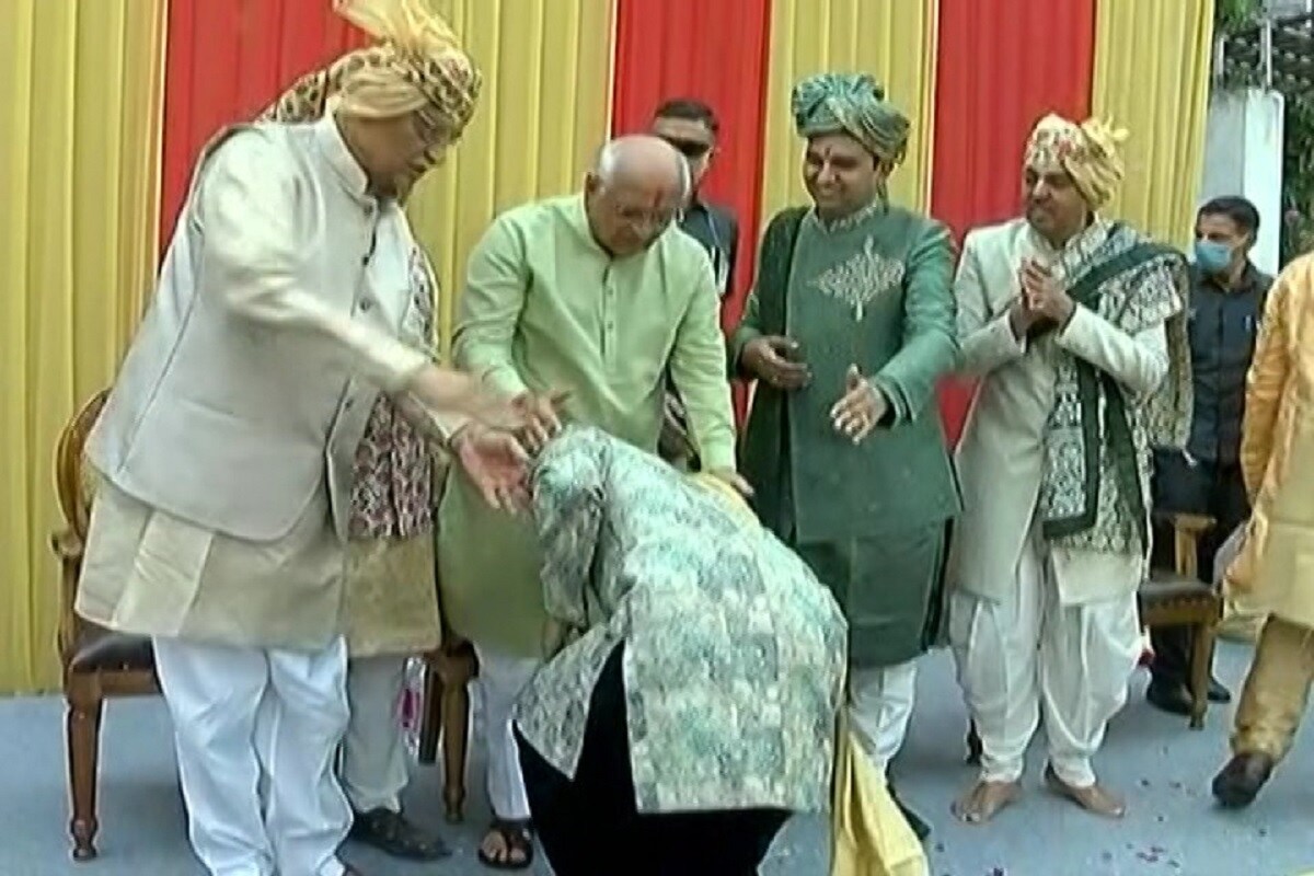 જૈન શાસનના વિજયમાર્ગની વિજયધ્વજા લહેરાવતી અનેક વિશષ્ટિતાઓ સાથે ભવ્ય વર્ષીદાનનો વરઘોડો સવારે 10 કલાકે અમદાવાદ શહેરના ઉસ્માનપુરાથી રવાના થયો. આ વરઘોડો સુમતિનાથ જિનાલાયથી ઋજુવાલિકા ફ્લેટથી સત્યવાદી સોસાયટી થઇ પંચશીલ રેસીડેન્સી પહોંચ્યો હતો. અહીંથી તલાવડી થઇ નારણપુરા રેલવે ક્રોસિંગ થઇને ડી.કે.પટેલ હોલ સુધી ભવ્ય શોભાયાત્રા યોજાઈ. જૈન શાસનના વિજયમાર્ગની વિજયધ્વજા લહેરાવતી અનેક વિશષ્ટિતાઓ સાથે ભવ્ય વર્ષીદાનનો વરઘોડો સવારે 10 કલાકે અમદાવાદ શહેરના ઉસ્માનપુરાથી રવાના થયો. આ વરઘોડો સુમતિનાથ જિનાલાયથી ઋજુવાલિકા ફ્લેટથી સત્યવાદી સોસાયટી થઇ પંચશીલ રેસીડેન્સી પહોંચ્યો હતો. અહીંથી તલાવડી થઇ નારણપુરા રેલવે ક્રોસિંગ થઇને ડી.કે.પટેલ હોલ સુધી ભવ્ય શોભાયાત્રા યોજાઈ.