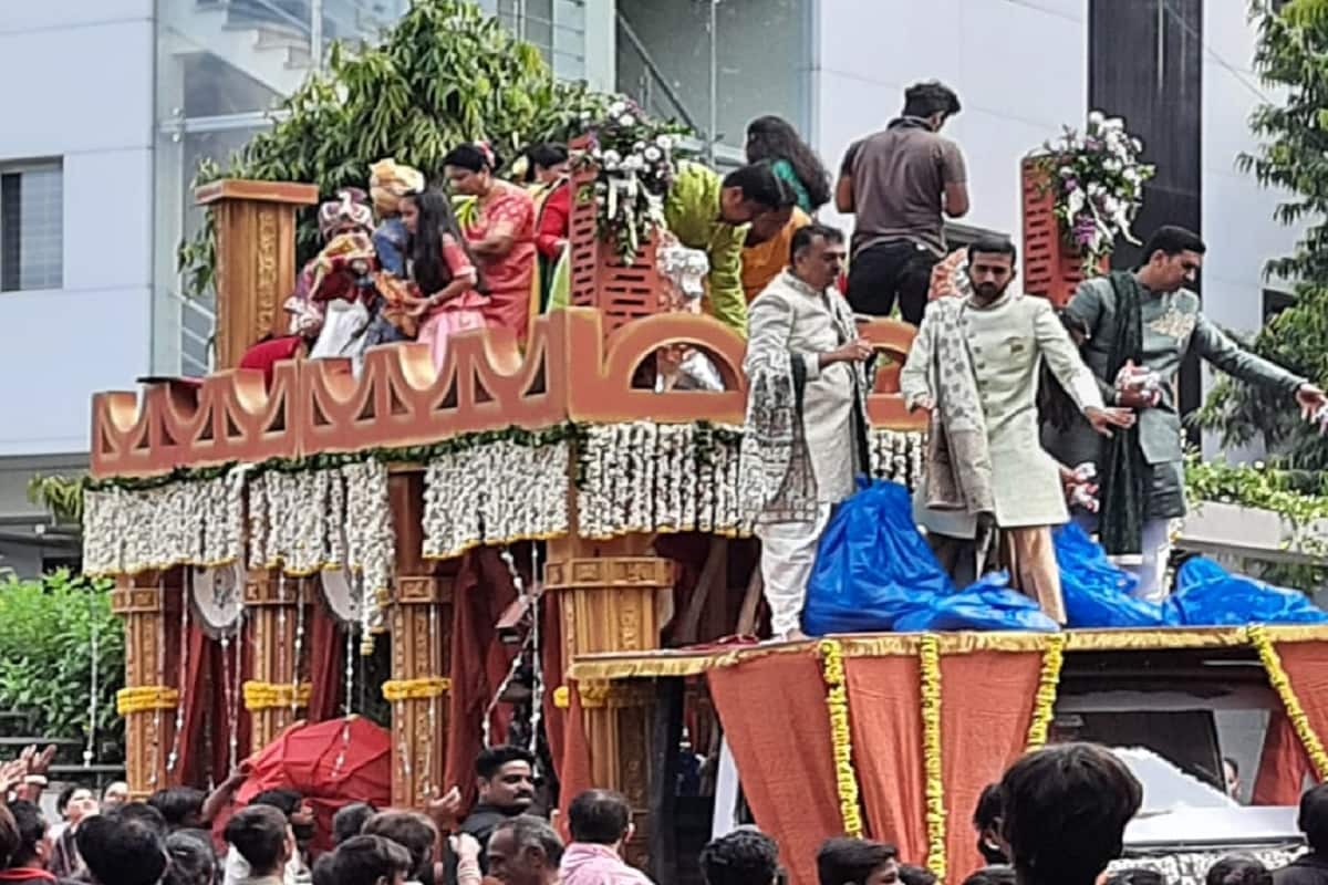 આ શોભાયાત્રા શરૂ થાય તે પહેલા મુખ્ય મંત્રી ભુપેન્દ્રભાઈ પટેલ તમામ દીક્ષાર્થીઓને મળ્યા હતા. ત્યારબાદ યાત્રાને લીલી ઝંડી આપી પ્રસ્થાન કરાવ્યું હતું. મુખ્ય મંત્રીએ આ પ્રસંગે સાધુ-સંતોના આશીર્વાદ પણ લીધા. આ શોભાયાત્રા શરૂ થાય તે પહેલા મુખ્ય મંત્રી ભુપેન્દ્રભાઈ પટેલ તમામ દીક્ષાર્થીઓને મળ્યા હતા. ત્યારબાદ યાત્રાને લીલી ઝંડી આપી પ્રસ્થાન કરાવ્યું હતું. મુખ્ય મંત્રીએ આ પ્રસંગે સાધુ-સંતોના આશીર્વાદ પણ લીધા.