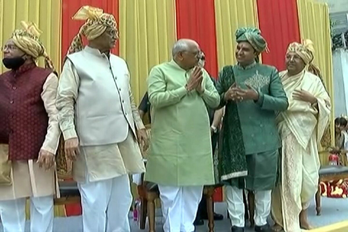 હિંમતનગરના ભાવેશ ગીરીશભાઈ ભંડારીના દીકરા ભવ્ય અને દીકરી વિશ્વાકુમારી પણ દીક્ષા લઈ રહ્યા છે. જેને લઈ હિંમતનગર જૈન સમાજમાં પણ ઉત્સાહનો માહોલ છે. ત્યારબાદ 29 નવેમ્બરે સુરતના શાંતિવર્ધક જૈન સંઘ પાલ ખાતે સૂરિ જિન સંયમ કૃપા પાત્ર જૈનાચાર્ય યોગતિલક સૂરિશ્વરજીની નિશ્રામાં એક સાથે 74 મુમુક્ષો દીક્ષા લઈ સંસારનો ત્યાગ કરશે. હિંમતનગરના ભાવેશ ગીરીશભાઈ ભંડારીના દીકરા ભવ્ય અને દીકરી વિશ્વાકુમારી પણ દીક્ષા લઈ રહ્યા છે. જેને લઈ હિંમતનગર જૈન સમાજમાં પણ ઉત્સાહનો માહોલ છે. ત્યારબાદ 29 નવેમ્બરે સુરતના શાંતિવર્ધક જૈન સંઘ પાલ ખાતે સૂરિ જિન સંયમ કૃપા પાત્ર જૈનાચાર્ય યોગતિલક સૂરિશ્વરજીની નિશ્રામાં એક સાથે 74 મુમુક્ષો દીક્ષા લઈ સંસારનો ત્યાગ કરશે.