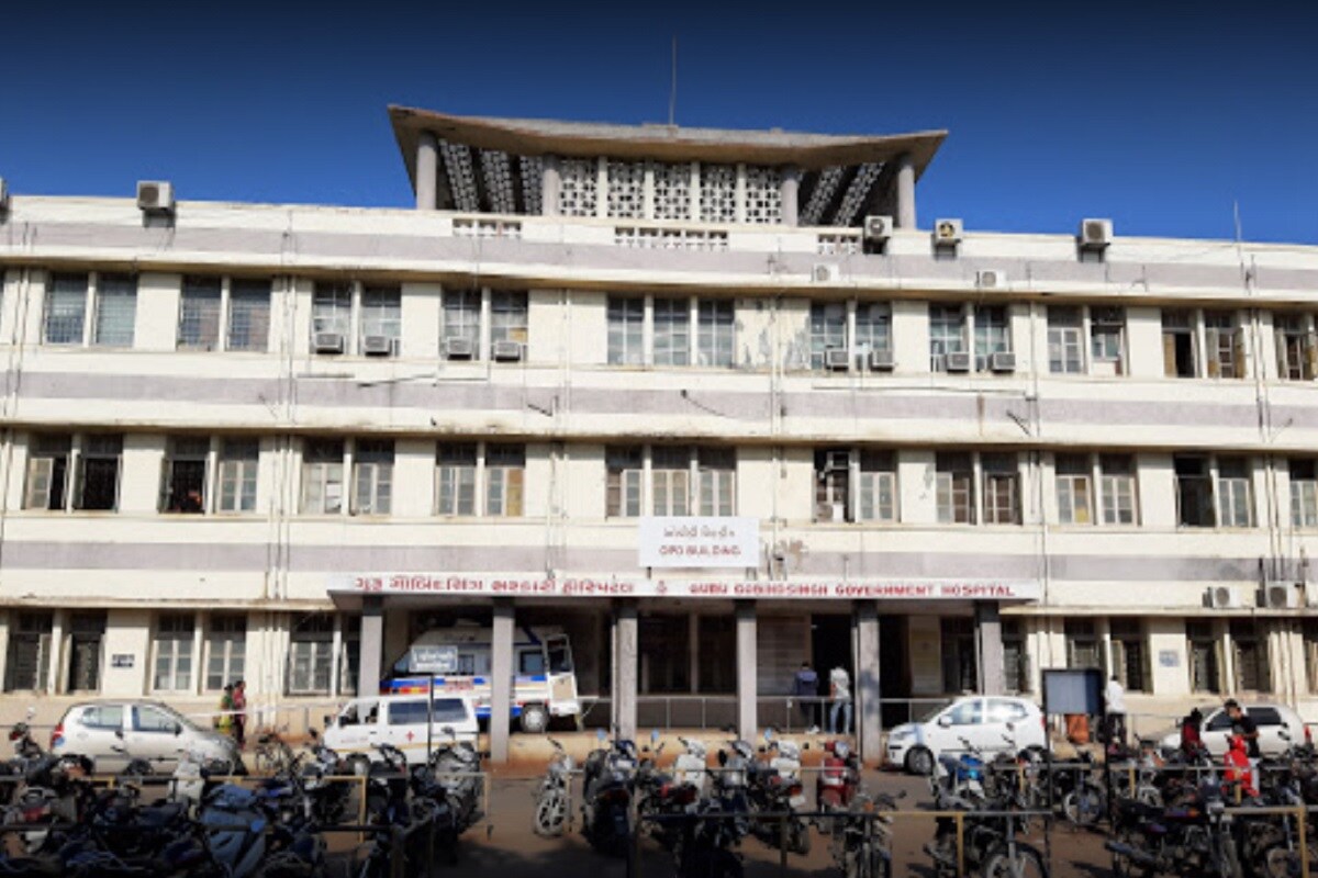 આ બનાવની જાણ થતાં શેઠવડાળા પોલીસ સ્ટેશનની ટુકડી ઘટનાસ્થળે તેમજ જામનગરની જી.જી હોસ્પિટલે દોડી ગઈ હતી. અને ભાવનાબેનનું નિવેદન નોંધ્યા પછી તેની ફરિયાદના આધારે પતિ નરેશ કનુભાઈ મારવાડી સામે હત્યાના પ્રયાસ અંગેની કલમ 307 તેમજ 504 મુજબ ગુનો નોંધ્યો છે. અને ભાગી છૂટેલા નરાધમ પતિને પોલીસ શોધી રહી છે. નવરાત્રી ના તહેવાર દરમિયાન આ બનાવ બન્યો હોવાથી જામજોધપુર પંથકમાં ભારે અરેરાટી ફેલાઇ છે. આ બનાવની જાણ થતાં શેઠવડાળા પોલીસ સ્ટેશનની ટુકડી ઘટનાસ્થળે તેમજ જામનગરની જી.જી હોસ્પિટલે દોડી ગઈ હતી. અને ભાવનાબેનનું નિવેદન નોંધ્યા પછી તેની ફરિયાદના આધારે પતિ નરેશ કનુભાઈ મારવાડી સામે હત્યાના પ્રયાસ અંગેની કલમ 307 તેમજ 504 મુજબ ગુનો નોંધ્યો છે. અને ભાગી છૂટેલા નરાધમ પતિને પોલીસ શોધી રહી છે. નવરાત્રી ના તહેવાર દરમિયાન આ બનાવ બન્યો હોવાથી જામજોધપુર પંથકમાં ભારે અરેરાટી ફેલાઇ છે.