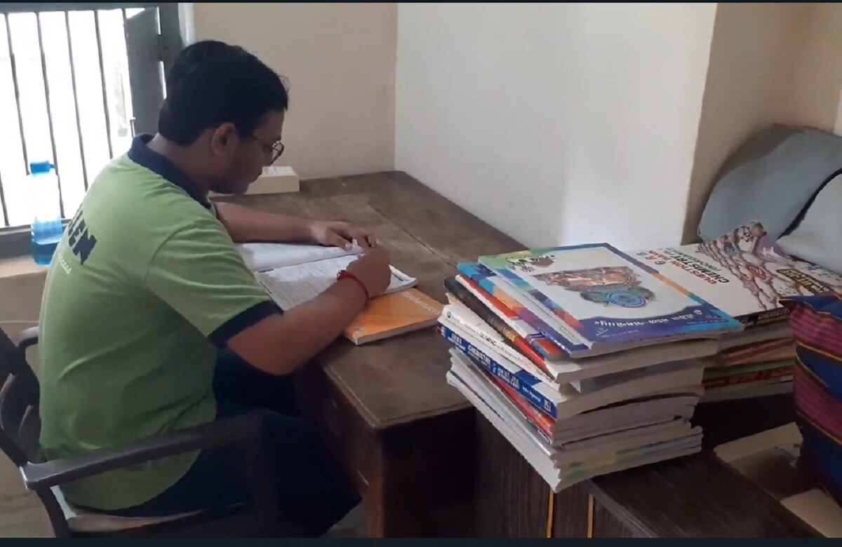 57મો રેન્ક મેળવનાર લિસનના પિતા દિપક કડીવાર જામજોધપુરમાં ચાની કીટલી ચલાવે છે. સામાન્ય પરિવારમાંથી આવતા લિસનના પરિણામથી પરિવારમાં ખુશી છવાઈ છે. લિસન જણાવે છે કે, તે માતાપિતાથી દૂર અમદાવાદમાં રહે છે અને પુના ઇન્ટરનેશનલ સ્ફુલમા અભ્યાસ કર્યો છે. પહેલા તે PG માં રહેતો હતો પરંતુ કોરોનાના કારણે તે તેના મામાના ઘરે રહેવા લાગ્યો હતો. 57મો રેન્ક મેળવનાર લિસનના પિતા દિપક કડીવાર જામજોધપુરમાં ચાની કીટલી ચલાવે છે. સામાન્ય પરિવારમાંથી આવતા લિસનના પરિણામથી પરિવારમાં ખુશી છવાઈ છે. લિસન જણાવે છે કે, તે માતાપિતાથી દૂર અમદાવાદમાં રહે છે અને પુના ઇન્ટરનેશનલ સ્ફુલમા અભ્યાસ કર્યો છે. પહેલા તે PG માં રહેતો હતો પરંતુ કોરોનાના કારણે તે તેના મામાના ઘરે રહેવા લાગ્યો હતો.