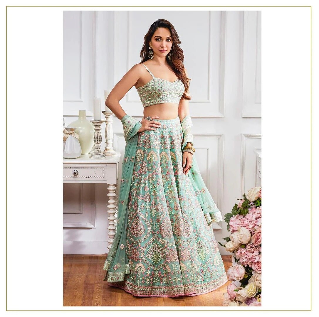કિયારા અડવાણીએ જાણીતાં ફેશન ડિઝાઈનર અનીતા ડોંગરેના કલેક્શન માટે ફોટોશૂટ કરાવ્યું છે. ફેસ્ટીવ સીઝનમાં ડિઝાઈનરનો એક્વા કલર છવાઈ ગયો છે. ઓરગેન્ઝા સિલ્ક લહેંગા પર પિંક, વ્હાઈટ, ગ્રીન અને ઓરેન્જ કલરની એમ્બ્રોઇડરીએ લહેંગાની ખૂબસૂરતીમાં ચાર ચાંદ લગાવી દીધા છે. (ફોટો- anitadongre/Instagram) કિયારા અડવાણીએ જાણીતાં ફેશન ડિઝાઈનર અનીતા ડોંગરેના કલેક્શન માટે ફોટોશૂટ કરાવ્યું છે. ફેસ્ટીવ સીઝનમાં ડિઝાઈનરનો એક્વા કલર છવાઈ ગયો છે. ઓરગેન્ઝા સિલ્ક લહેંગા પર પિંક, વ્હાઈટ, ગ્રીન અને ઓરેન્જ કલરની એમ્બ્રોઇડરીએ લહેંગાની ખૂબસૂરતીમાં ચાર ચાંદ લગાવી દીધા છે. (ફોટો- anitadongre/Instagram)