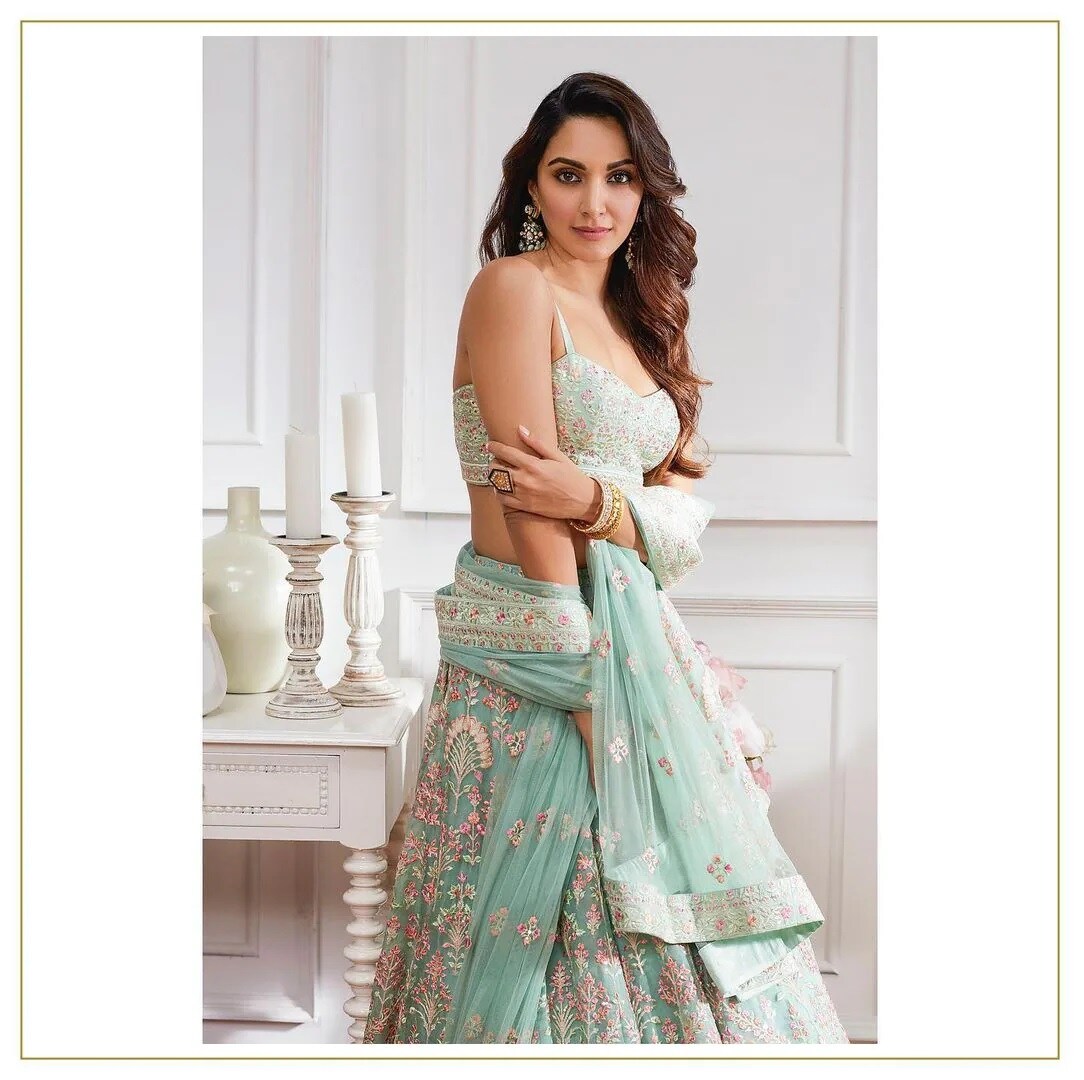 કિયારા અડવાણીએ અનીતા ડોંગરેએ ડિઝાઈન કરેલો એક્વા કલરનો લહેંગો પહેરીને આઉટફિટની શોભા વધારી દીધી છે. અનીતાએ સોશ્યલ મીડિયા પર કિયારાના આ લુકને શેર કરીને ચાહકોને ખુશ કરી દીધા છે. કિયારાએ આ લહેંગાની સાથે સ્પેગેટી સ્ટ્રેપ્ડ બ્રોલેટ બ્લાઉઝ પહેર્યું છે જે તેની સુંદરતા વધારી રહ્યું છે. (ફોટો- anitadongre/Instagram) કિયારા અડવાણીએ અનીતા ડોંગરેએ ડિઝાઈન કરેલો એક્વા કલરનો લહેંગો પહેરીને આઉટફિટની શોભા વધારી દીધી છે. અનીતાએ સોશ્યલ મીડિયા પર કિયારાના આ લુકને શેર કરીને ચાહકોને ખુશ કરી દીધા છે. કિયારાએ આ લહેંગાની સાથે સ્પેગેટી સ્ટ્રેપ્ડ બ્રોલેટ બ્લાઉઝ પહેર્યું છે જે તેની સુંદરતા વધારી રહ્યું છે. (ફોટો- anitadongre/Instagram)