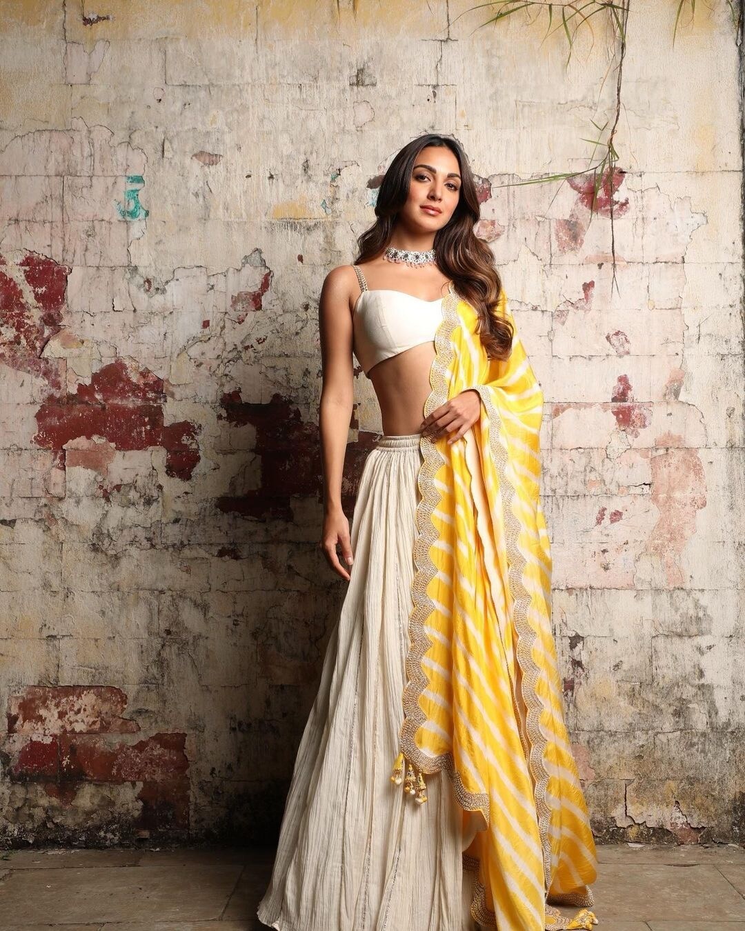 કરવા ચોથ પર મહિલાઓ આમ તો પારંપરિક રેડ કલર પહેરવાનું પસંદ કરે છે, પણ આ વખતે કિયારા અડવાણીને એક્વા કલરમાં જોઈને તમને પણ એક્સ્પેરીમેન્ટ કરવાનું મન થઈ જશે. કિયારાના દરેક ટ્રેડિશનલ ડ્રેસ લોકોનું ધ્યાન ખેંચે છે.(ફોટો- kiaraadvani/Instagram) કરવા ચોથ પર મહિલાઓ આમ તો પારંપરિક રેડ કલર પહેરવાનું પસંદ કરે છે, પણ આ વખતે કિયારા અડવાણીને એક્વા કલરમાં જોઈને તમને પણ એક્સ્પેરીમેન્ટ કરવાનું મન થઈ જશે. કિયારાના દરેક ટ્રેડિશનલ ડ્રેસ લોકોનું ધ્યાન ખેંચે છે.(ફોટો- kiaraadvani/Instagram)