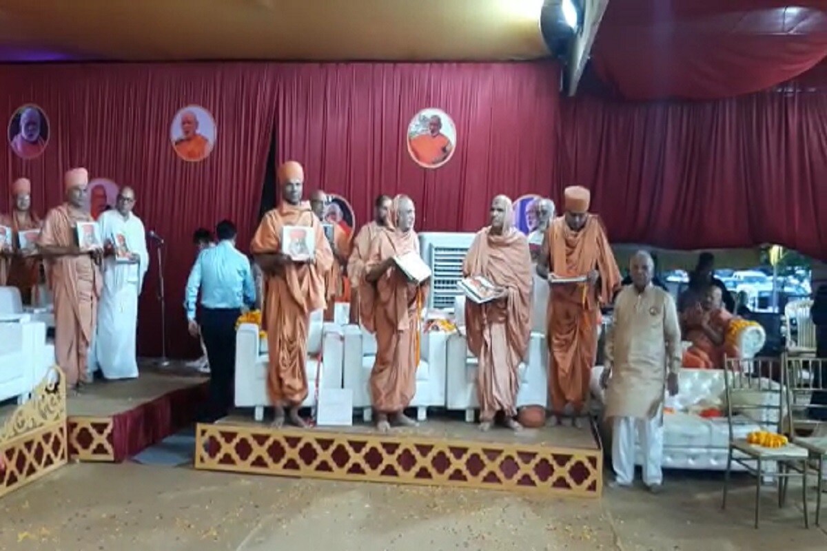 આવા,શ્રી સ્વામિનારાયણ મંદિર - કુમકુમ - મણિનગર - અમદાવાદના સંસ્થાપક સદગુરુ શાસ્ત્રી આનંદપ્રિયદાસજી સ્વામીને તા. ર૦ ઓક્ટોમ્બર શરદપૂર્ણિમાના રોજ ૧૦૦ વર્ષ પૂર્ણ થયા છે ત્યારે આપણે તેમને શત્ શત્ વંદન કરીએ અને તેમણે ચિંધેલા માર્ગે જનસમાજના કાર્યોમાં જોડાઈને તેમને ખરા અર્થમાં અંજલિ - શુભેચ્છા અર્પણ કરીએ. આવા,શ્રી સ્વામિનારાયણ મંદિર - કુમકુમ - મણિનગર - અમદાવાદના સંસ્થાપક સદગુરુ શાસ્ત્રી આનંદપ્રિયદાસજી સ્વામીને તા. ર૦ ઓક્ટોમ્બર શરદપૂર્ણિમાના રોજ ૧૦૦ વર્ષ પૂર્ણ થયા છે ત્યારે આપણે તેમને શત્ શત્ વંદન કરીએ અને તેમણે ચિંધેલા માર્ગે જનસમાજના કાર્યોમાં જોડાઈને તેમને ખરા અર્થમાં અંજલિ - શુભેચ્છા અર્પણ કરીએ.