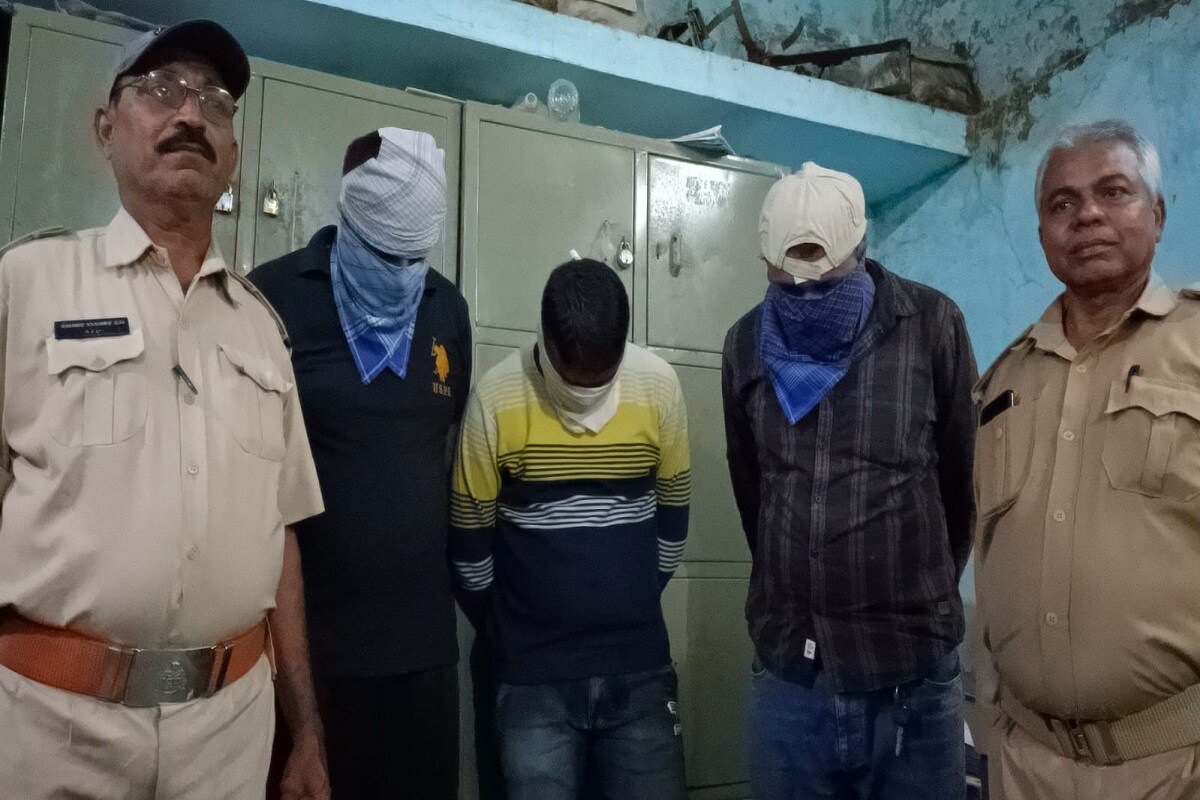 મળતી માહિતી પ્રમાણે કેશોદ પોલીસે બાતમીના આધારે ગુરુવારે રાત્રે જેતપુર ડેપોની દીવ-જેતપુર બસની તપાસ હાથધરી હતી. જેના પગલે બસના ડ્રાઈવરના થેલામાંથી 7 બોટલ ઈંગ્લીશ દારૂનો જથ્થો મળ્યો હતો. પોલીસે ડ્રાઈવર, કંડક્ટર સહિત ત્રણ લોકોની ધરપકડ કરી હતી. દીવથી દારૂની બસમાં હેરાફેળી થતી હોવાની બીજી ઘટના સામે આવી હતી. મળતી માહિતી પ્રમાણે કેશોદ પોલીસે બાતમીના આધારે ગુરુવારે રાત્રે જેતપુર ડેપોની દીવ-જેતપુર બસની તપાસ હાથધરી હતી. જેના પગલે બસના ડ્રાઈવરના થેલામાંથી 7 બોટલ ઈંગ્લીશ દારૂનો જથ્થો મળ્યો હતો. પોલીસે ડ્રાઈવર, કંડક્ટર સહિત ત્રણ લોકોની ધરપકડ કરી હતી. દીવથી દારૂની બસમાં હેરાફેળી થતી હોવાની બીજી ઘટના સામે આવી હતી.