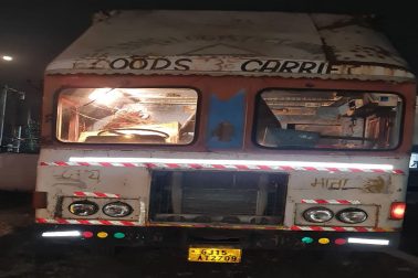 પકડાયેલ હેમારામએ આ દારૂનો જથ્થો રાજસ્થાનથી લાવ્યાની અને જૂનાગઢ પહોંચાડવાનો હોવાની કબુલાત આપી હતી. જૂનાગઢ પહોંચ્યા બાદ દારૂનો જથ્થો મંગાવનારને વ્હોટસએપ કોલ કરવાનો હતો પરંતુ શાપર પાસે જ દારૂનો જથ્થો પકડાઇ ગયો હતો. મહત્વનું છે કે કંટેનરમાં દારૂ ભરવા માટે બે અલગ અલગ વિભાગ કરવામાં આવ્યા હતા જેમાંથી એક નાનકડું ખાવાનું બનાવી નીચેના વિભાગમાં કે ઉપર ના વિભાગમાં અવર જવર કરી શકાતી હતી. પકડાયેલ હેમારામએ આ દારૂનો જથ્થો રાજસ્થાનથી લાવ્યાની અને જૂનાગઢ પહોંચાડવાનો હોવાની કબુલાત આપી હતી. જૂનાગઢ પહોંચ્યા બાદ દારૂનો જથ્થો મંગાવનારને વ્હોટસએપ કોલ કરવાનો હતો પરંતુ શાપર પાસે જ દારૂનો જથ્થો પકડાઇ ગયો હતો. મહત્વનું છે કે કંટેનરમાં દારૂ ભરવા માટે બે અલગ અલગ વિભાગ કરવામાં આવ્યા હતા જેમાંથી એક નાનકડું ખાવાનું બનાવી નીચેના વિભાગમાં કે ઉપર ના વિભાગમાં અવર જવર કરી શકાતી હતી.
