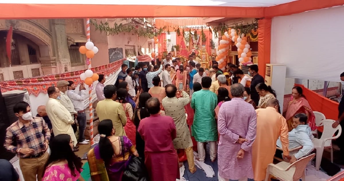 નોંધનીય છે કે, ગઈ કાલથી ગૃહમંત્રી અમિત શાહનો પરિવાર માણસામાં હતો. માણસામાં રાખેલી વિવિધ પ્રકારની પૂજા અર્ચના અને સાંસ્કૃતિક કાર્યક્રમો તેમજ મોડી રાત્રે ગરબાના આયોજનમાં પણ પરિવારે હાજરી આપી હતી. ગાંધીનગર જિલ્લાનું માણસા કેન્દ્રીય ગૃહમંત્રી અમિત શાહનું પૈતૃક ગામ છે. વર્ષોથી શાહ પરિવાર તેમના કુળદેવી બહુચર માતાની સેવા કરતા આવ્યા છે. (તસવીર- મયૂર માકડિયા) નોંધનીય છે કે, ગઈ કાલથી ગૃહમંત્રી અમિત શાહનો પરિવાર માણસામાં હતો. માણસામાં રાખેલી વિવિધ પ્રકારની પૂજા અર્ચના અને સાંસ્કૃતિક કાર્યક્રમો તેમજ મોડી રાત્રે ગરબાના આયોજનમાં પણ પરિવારે હાજરી આપી હતી. ગાંધીનગર જિલ્લાનું માણસા કેન્દ્રીય ગૃહમંત્રી અમિત શાહનું પૈતૃક ગામ છે. વર્ષોથી શાહ પરિવાર તેમના કુળદેવી બહુચર માતાની સેવા કરતા આવ્યા છે. (તસવીર- મયૂર માકડિયા)