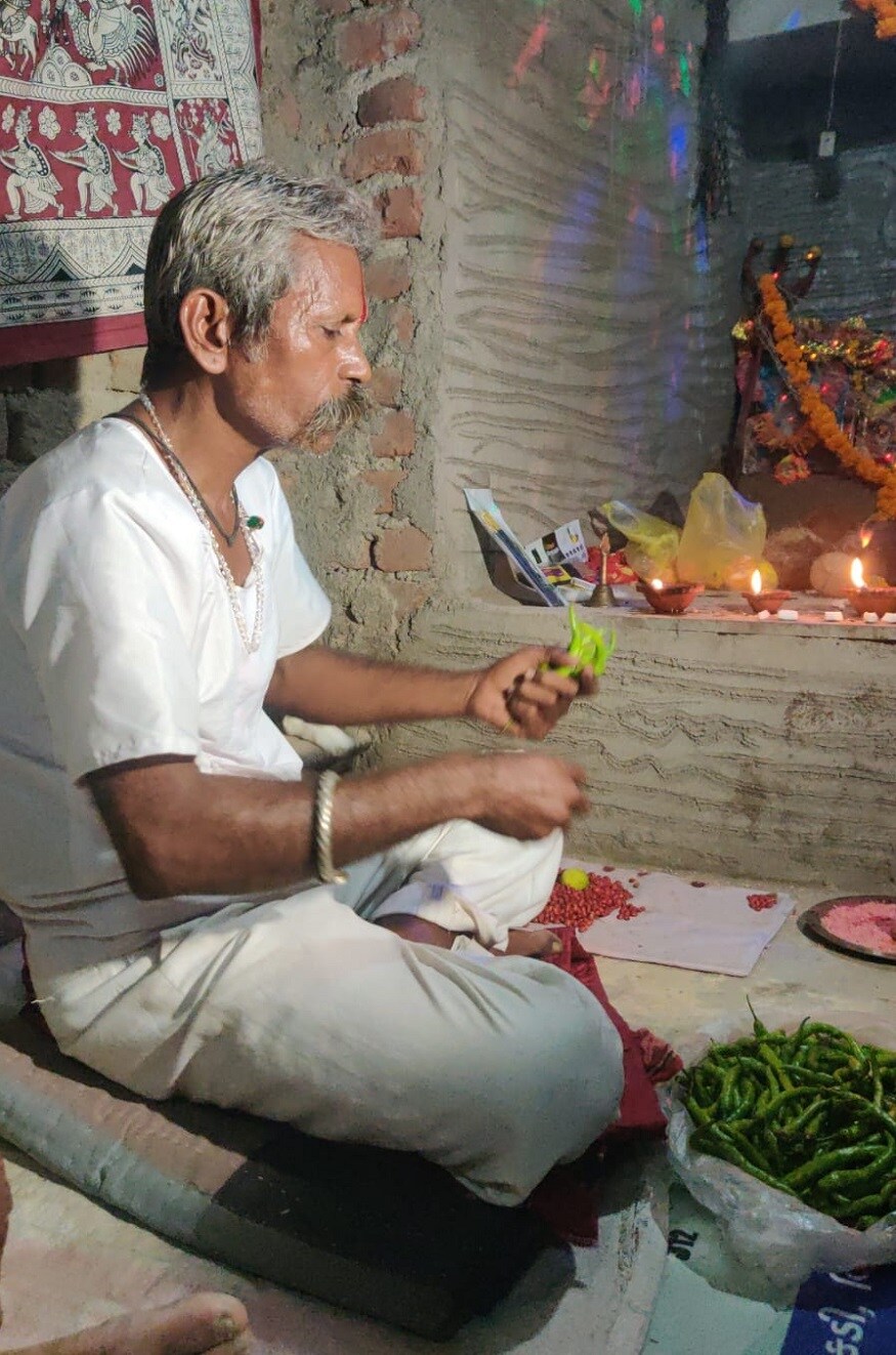 વિરમગામના હાથી તલાવડી વિસ્તારમા રહેતા બાર બીજના ધણી રામદેવપીરના પરમ ભક્ત પુંજાભાઈ મારવાડી, જેઓ છેલ્લા 26 વરસથી ખાય છે લીલા મરચા. 1-2 નહીં પણ પૂરા 26 વર્ષથી રામદેવપીરની નવરાત્રી દરમિયાન નવ દિવસ કોઇપણ અનાજ કે કોઇ ફરાળ નહી લઇને માત્ર ને માત્ર રોજના 500 ગ્રામ તીખા લીલા મરચા ફરાળ તરીકે ખાય છે, જે બાદ દશેરા દિવસે માતાજીને ચડાવેલો પ્રસાદ ખાય છે. વિરમગામના હાથી તલાવડી વિસ્તારમા રહેતા બાર બીજના ધણી રામદેવપીરના પરમ ભક્ત પુંજાભાઈ મારવાડી, જેઓ છેલ્લા 26 વરસથી ખાય છે લીલા મરચા. 1-2 નહીં પણ પૂરા 26 વર્ષથી રામદેવપીરની નવરાત્રી દરમિયાન નવ દિવસ કોઇપણ અનાજ કે કોઇ ફરાળ નહી લઇને માત્ર ને માત્ર રોજના 500 ગ્રામ તીખા લીલા મરચા ફરાળ તરીકે ખાય છે, જે બાદ દશેરા દિવસે માતાજીને ચડાવેલો પ્રસાદ ખાય છે.