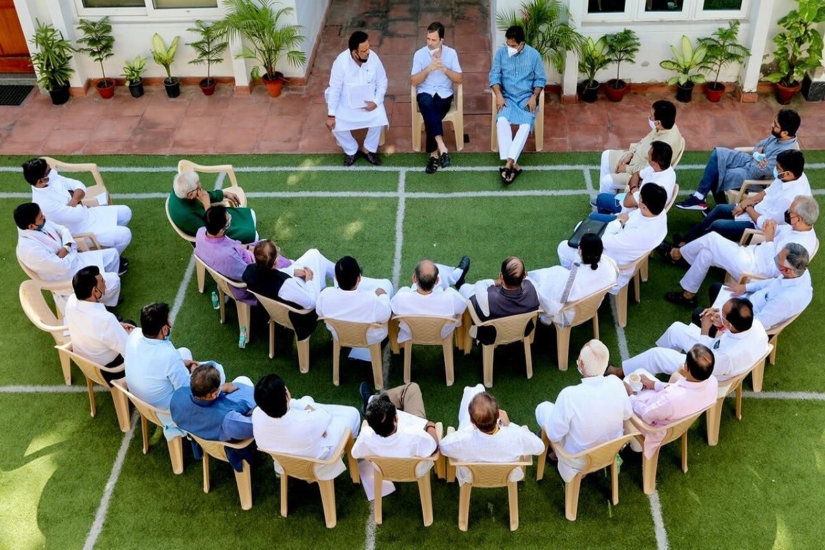 પ્રણવ પટેલ, અમદાવાદઃ ગુજરાત કોંગ્રેસના (Gujarat congress)(G-23) નેતાઓ સાથે રાહુલ ગાંધી દિલ્હી (G-23 meeting with rahul gandhi) ખાતે બેઠક યોજી હતી . ગુજરાત કોંગ્રેસના 23 નેતાઓ રાહુલ ગાંધી સાથે વન ટુ વન મુલાકાત પણ કરી હતી. ગુજરાત કોંગ્રેસના નવા સુકાની કોણ હશે. તેમજ વિધાનસભા ચૂંટણીમાં (Gujarat Assembly elections) કોંગ્રેસ કઇ રીતે રણનિતી બનાવી મેદાનમાં ઉતરશે . તે અંગે રાહુલ ગાંધીએ કોંગ્રેસ ગુજરાતમા 23 નેતાઓ સાથે મુલાકાત કરી હતી. પ્રણવ પટેલ, અમદાવાદઃ ગુજરાત કોંગ્રેસના (Gujarat congress)(G-23) નેતાઓ સાથે રાહુલ ગાંધી દિલ્હી (G-23 meeting with rahul gandhi) ખાતે બેઠક યોજી હતી . ગુજરાત કોંગ્રેસના 23 નેતાઓ રાહુલ ગાંધી સાથે વન ટુ વન મુલાકાત પણ કરી હતી. ગુજરાત કોંગ્રેસના નવા સુકાની કોણ હશે. તેમજ વિધાનસભા ચૂંટણીમાં (Gujarat Assembly elections) કોંગ્રેસ કઇ રીતે રણનિતી બનાવી મેદાનમાં ઉતરશે . તે અંગે રાહુલ ગાંધીએ કોંગ્રેસ ગુજરાતમા 23 નેતાઓ સાથે મુલાકાત કરી હતી.