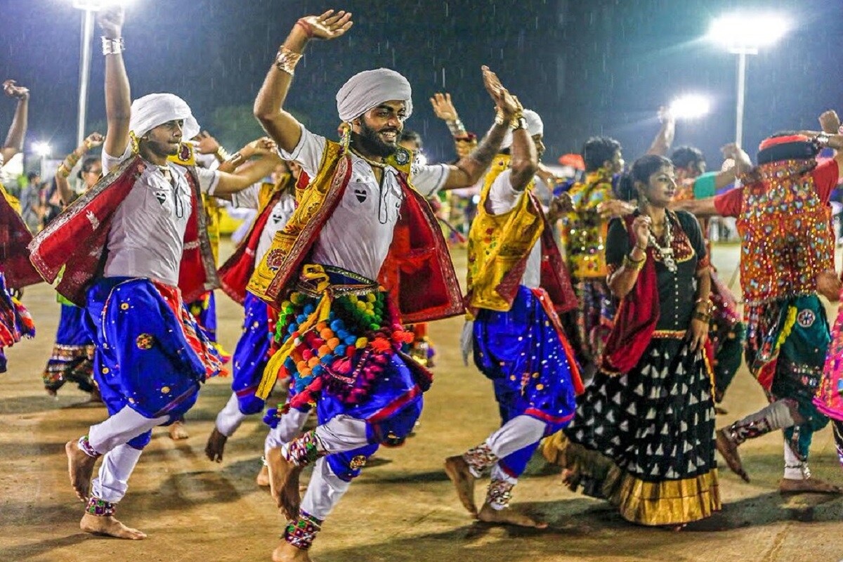 આજે નવરાત્રીનો (Navratri 2021) ચોથો દિવસ છે. રાજ્યમાં નવરાત્રીનો રંગ જામ્યો છે ત્યારે હવામાન વિભાગે (Gujarat Wether forecast in Navratri) આગાહી કરી છે કે, વરસાદ ગરબાના (Garba) રંગમાં ભંગ પાડી શકે છે. હવામાન વિભાગની આગાહી પ્રમાણે, અમદાવાદમાં (Ahmedabad) આગામી બે દિવસ સુધી વરસાદી ઝાપટાં પડી શકે છે. આ સાથે સૌરાષ્ટ્ર અને દક્ષિણ ગુજરાતમાં 3 દિવસ સુધી હળવાથી મધ્યમ વરસાદ થવાની સંભાવના છે. આજે નવરાત્રીનો (Navratri 2021) ચોથો દિવસ છે. રાજ્યમાં નવરાત્રીનો રંગ જામ્યો છે ત્યારે હવામાન વિભાગે (Gujarat Wether forecast in Navratri) આગાહી કરી છે કે, વરસાદ ગરબાના (Garba) રંગમાં ભંગ પાડી શકે છે. હવામાન વિભાગની આગાહી પ્રમાણે, અમદાવાદમાં (Ahmedabad) આગામી બે દિવસ સુધી વરસાદી ઝાપટાં પડી શકે છે. આ સાથે સૌરાષ્ટ્ર અને દક્ષિણ ગુજરાતમાં 3 દિવસ સુધી હળવાથી મધ્યમ વરસાદ થવાની સંભાવના છે.