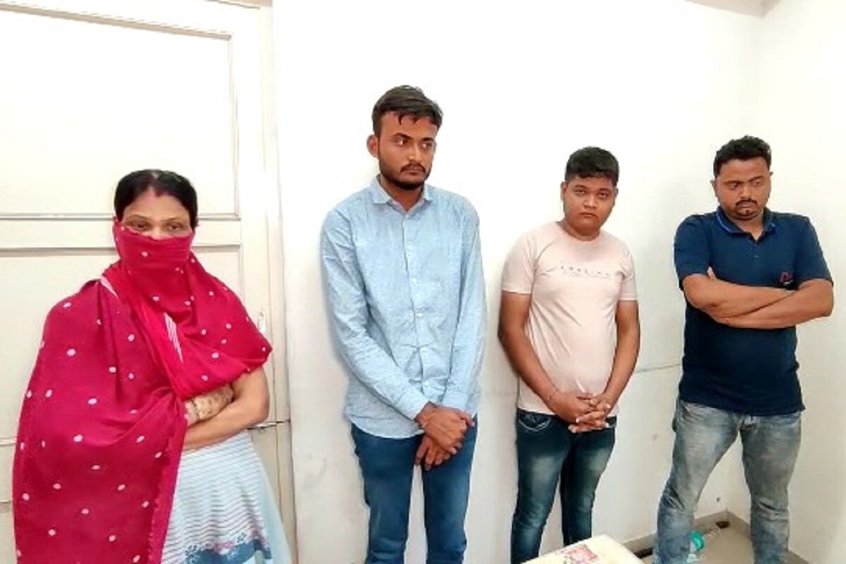 રાજકોટ: જિલ્લાના ગોંડલ શહેરમાં (Gondal) માત્ર ત્રણ મહિના પૂર્વે જ પ્રેમલગ્ન કરનાર (suicide after love marriage) પરિણીતાએ ગળાફાંસો ખાઈ પોતાનું જીવન ટુંકાવ્યું છે. ત્યારે સમગ્ર મામલે મૃતક પરણિતાની માતા દ્વારા પોલીસ ફરિયાદ નોંધાવતા ગોંડલ શહેર પોલીસ (Gondal Police) દ્વારા મૃતક પરિણીતાના પતિ ચિરાગ, સાસુ સોનલ બેન, સસરા સંજયભાઈ તેમજ દીયર રિતિકની ધરપકડ કરવામાં આવી છે. રાજકોટ: જિલ્લાના ગોંડલ શહેરમાં (Gondal) માત્ર ત્રણ મહિના પૂર્વે જ પ્રેમલગ્ન કરનાર (suicide after love marriage) પરિણીતાએ ગળાફાંસો ખાઈ પોતાનું જીવન ટુંકાવ્યું છે. ત્યારે સમગ્ર મામલે મૃતક પરણિતાની માતા દ્વારા પોલીસ ફરિયાદ નોંધાવતા ગોંડલ શહેર પોલીસ (Gondal Police) દ્વારા મૃતક પરિણીતાના પતિ ચિરાગ, સાસુ સોનલ બેન, સસરા સંજયભાઈ તેમજ દીયર રિતિકની ધરપકડ કરવામાં આવી છે.