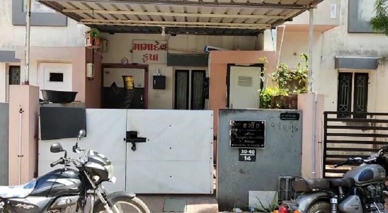 સમગ્ર મામલે મોટી સંખ્યામાં સિંધી સમાજના લોકો રાજકોટ શહેરની સિવિલ હોસ્પિટલ ખાતે આવેલ પીએમ રૂમ ખાતે પહોંચ્યા હતા. પરીવારજનોની માંગ ના આધારે ગોંડલ શહેર પોલીસ દ્વારા મૃતક પરણિતાની માતાની ફરિયાદ પરથી સાસુ, સસરા, પતિ અને દિયર વિરૂદ્ધ જુદી જુદી કલમ હેઠળ ગુનો નોંધવામાં આવ્યો હતો. તેમજ આજરોજ તમામ આરોપીઓની ધરપકડ પણ બતાવવામાં આવી છે. સમગ્ર મામલે મોટી સંખ્યામાં સિંધી સમાજના લોકો રાજકોટ શહેરની સિવિલ હોસ્પિટલ ખાતે આવેલ પીએમ રૂમ ખાતે પહોંચ્યા હતા. પરીવારજનોની માંગ ના આધારે ગોંડલ શહેર પોલીસ દ્વારા મૃતક પરણિતાની માતાની ફરિયાદ પરથી સાસુ, સસરા, પતિ અને દિયર વિરૂદ્ધ જુદી જુદી કલમ હેઠળ ગુનો નોંધવામાં આવ્યો હતો. તેમજ આજરોજ તમામ આરોપીઓની ધરપકડ પણ બતાવવામાં આવી છે.