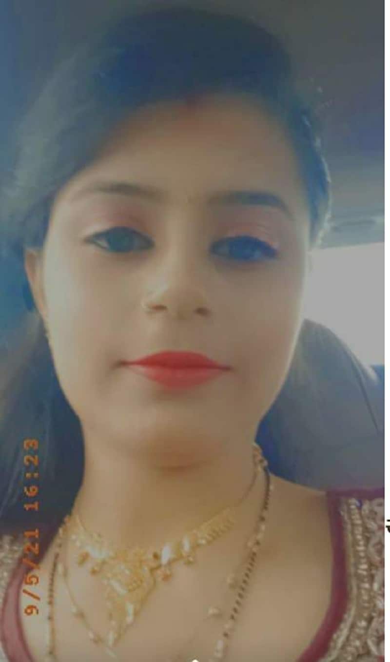 ગોંડલ શહેરમાં આવેલા આવકાર રેસિડન્સીમાં રહેતી પરણિતાએ ગળાફાસો ખાઈ પોતાનું જીવન ટૂંકાવ્યું હોવાનો બનાવ સામે આવ્યો હતો. સમગ્ર મામલે મૃતકના પરિવારજનો દ્વારા પરિણીતાની લાશને રાજકોટ શહેરના સિવિલ હોસ્પિટલ ખાતે લાવવામાં આવી હતી. તેમજ સિવિલ હોસ્પિટલ ખાતે આવેલ પીએમ રૂમ ખાતે પોસમોર્ટમ પણ કરવામાં આવ્યું હતું. તેમજ જ્યાં સુધી દીકરીને મોતના મુખમાં પહોંચાડનારા વિરૂદ્ધ ફરિયાદ નોંધાઈ તેમજ તેમની તાત્કાલિક અસરથી ધરપકડ ન થાય ત્યાં સુધી લાસ ન સ્વીકારવાની ચીમકી પણ ઉચ્ચારી હતી. (પરિણીતાની ફાઇલ તસવીર) ગોંડલ શહેરમાં આવેલા આવકાર રેસિડન્સીમાં રહેતી પરણિતાએ ગળાફાસો ખાઈ પોતાનું જીવન ટૂંકાવ્યું હોવાનો બનાવ સામે આવ્યો હતો. સમગ્ર મામલે મૃતકના પરિવારજનો દ્વારા પરિણીતાની લાશને રાજકોટ શહેરના સિવિલ હોસ્પિટલ ખાતે લાવવામાં આવી હતી. તેમજ સિવિલ હોસ્પિટલ ખાતે આવેલ પીએમ રૂમ ખાતે પોસમોર્ટમ પણ કરવામાં આવ્યું હતું. તેમજ જ્યાં સુધી દીકરીને મોતના મુખમાં પહોંચાડનારા વિરૂદ્ધ ફરિયાદ નોંધાઈ તેમજ તેમની તાત્કાલિક અસરથી ધરપકડ ન થાય ત્યાં સુધી લાસ ન સ્વીકારવાની ચીમકી પણ ઉચ્ચારી હતી. (પરિણીતાની ફાઇલ તસવીર)