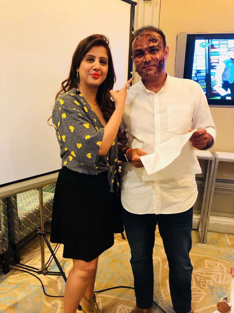 વિરેન્દ્ર સેહવાગ વિરેન્દ્ર સેહવાગને ક્રિકેટના ઈતિહાસમાં ડિસ્ટ્રક્ટીવ બેટ્સમેન તરીકે ઓળખવામાં આવે છે. તેઓ ટેસ્ટ ક્રિકેટમાં ત્રણ સદી ફટકારનાર એકમાત્ર ભારતીય છે. વિરેન્દ્ર સેહવાગે આરતી અહલાવત (Aarati ahlavat) સાથે લગ્ન કર્યા છે, તેમણે 21 વર્ષની ઉંમરે જ પ્રપોઝ કર્યું હતું. આરતી એક પ્રસિદ્ધ વકીલની પુત્રી છે અને એક અમીર પરિવારમાંથી આવે છે. વિરેન્દ્ર સેહવાગ વિરેન્દ્ર સેહવાગને ક્રિકેટના ઈતિહાસમાં ડિસ્ટ્રક્ટીવ બેટ્સમેન તરીકે ઓળખવામાં આવે છે. તેઓ ટેસ્ટ ક્રિકેટમાં ત્રણ સદી ફટકારનાર એકમાત્ર ભારતીય છે. વિરેન્દ્ર સેહવાગે આરતી અહલાવત (Aarati ahlavat) સાથે લગ્ન કર્યા છે, તેમણે 21 વર્ષની ઉંમરે જ પ્રપોઝ કર્યું હતું. આરતી એક પ્રસિદ્ધ વકીલની પુત્રી છે અને એક અમીર પરિવારમાંથી આવે છે.