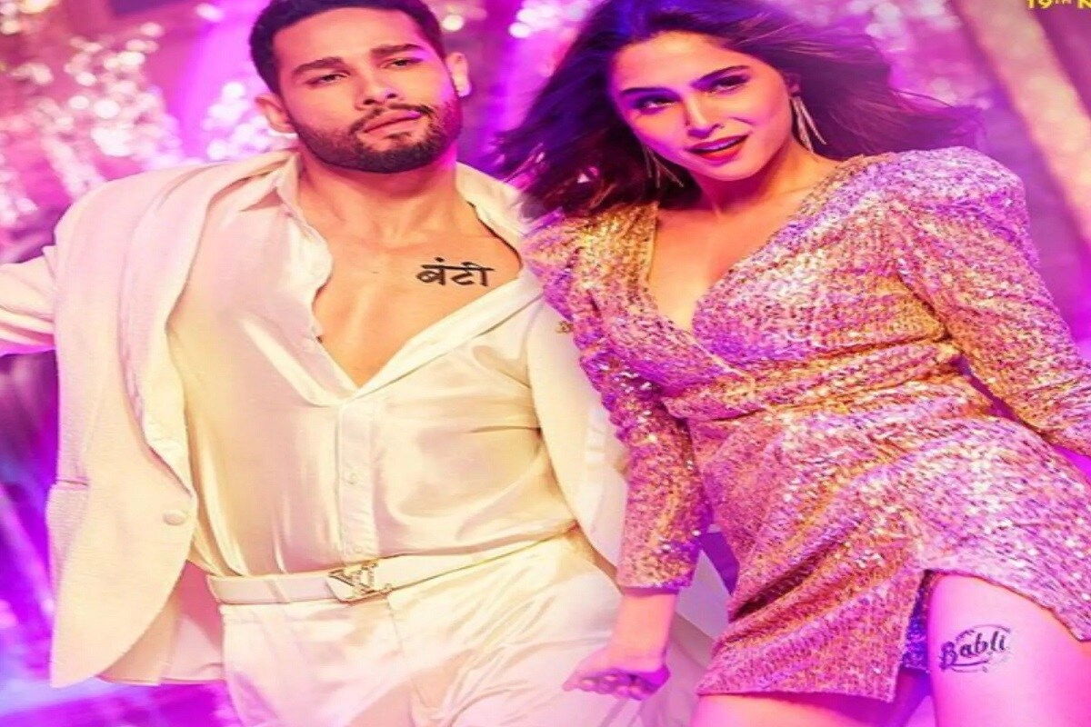 ફિલ્મ બંટી ઔર બબલી 2 (bunty aur babli 2)નું જબરદસ્ત પોસ્ટર હાલના દિવસોમાં ખૂબ જ વાયરલ થઈ રહ્યું છે. બોલિવૂડમાં એક પછી એક રિલીઝ થનારી ફિલ્મોની યાદીમાં બંટી ઔર બબલી 2નું નામ પણ છે. તેની રિલીઝ ડેટ સાથે, આ ફિલ્મ નયી બબલી વિશે જબરદસ્ત હેડલાઇન્સ બનાવી રહી છે. ફિલ્મ નયી બબલીમાં શર્વરી વાઘ (sharvari wagh), રાની મુખર્જી (rani mukerji), સૈફ અલી ખાન (saif ali khan), સિદ્ધાંત ચતુર્વેદી સાથે જોવા મળશે. શર્વરી વાઘનો બોલ્ડ લુક આ દિવસોમાં ઈન્ટરનેટ પર આગ લગાવી રહ્યો છે. ફોટો ક્રેડિટ-@sharvari/Instagram ફિલ્મ બંટી ઔર બબલી 2 (bunty aur babli 2)નું જબરદસ્ત પોસ્ટર હાલના દિવસોમાં ખૂબ જ વાયરલ થઈ રહ્યું છે. બોલિવૂડમાં એક પછી એક રિલીઝ થનારી ફિલ્મોની યાદીમાં બંટી ઔર બબલી 2નું નામ પણ છે. તેની રિલીઝ ડેટ સાથે, આ ફિલ્મ નયી બબલી વિશે જબરદસ્ત હેડલાઇન્સ બનાવી રહી છે. ફિલ્મ નયી બબલીમાં શર્વરી વાઘ (sharvari wagh), રાની મુખર્જી (rani mukerji), સૈફ અલી ખાન (saif ali khan), સિદ્ધાંત ચતુર્વેદી સાથે જોવા મળશે. શર્વરી વાઘનો બોલ્ડ લુક આ દિવસોમાં ઈન્ટરનેટ પર આગ લગાવી રહ્યો છે. ફોટો ક્રેડિટ-@sharvari/Instagram
