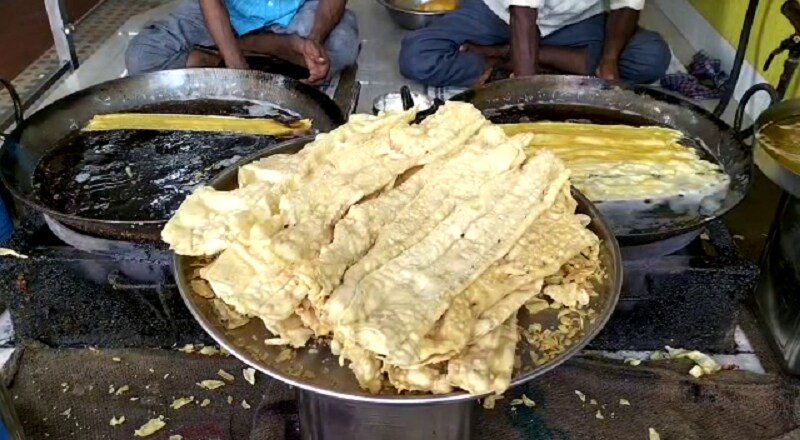 અમદાવાદમાં ઠેર ઠેર બિલાડીના ટોપની જેમ ફાફડા જલેબીના વેચાણ માટે તમ્બુ લાગી જાય છે. જોકે એક તરફ સીંગતેલ અને કપાસિયા તેલ સહિત ખાદ્ય તેલના ડબ્બાનો ભાવ 2500ને પાર પહોંચી ગયો છે જેની સીધી અસર ફાફડા અને જલેબી ભાવ પર થઈ છે. અમદાવાદમાં અલગ અલગ વેપારીઓ દ્વારા ફાફડા જલરબીના વેચાણનો ભાવ નક્કી કરાયો છે. અમદાવાદમાં ઠેર ઠેર બિલાડીના ટોપની જેમ ફાફડા જલેબીના વેચાણ માટે તમ્બુ લાગી જાય છે. જોકે એક તરફ સીંગતેલ અને કપાસિયા તેલ સહિત ખાદ્ય તેલના ડબ્બાનો ભાવ 2500ને પાર પહોંચી ગયો છે જેની સીધી અસર ફાફડા અને જલેબી ભાવ પર થઈ છે. અમદાવાદમાં અલગ અલગ વેપારીઓ દ્વારા ફાફડા જલરબીના વેચાણનો ભાવ નક્કી કરાયો છે.