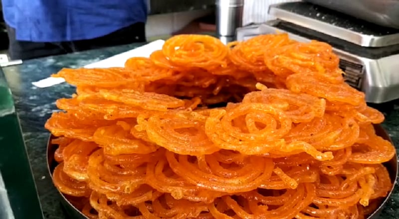 જેમાં દશેરા નિમિત્તે ફાફડા 500થી 800 અને જલેબી 600થી 960 સુધી ભાવ પહોંચ્યા છે. આમ તો દશેરાના દિવસે ફાફડા જલેબીના વેપારીઓને ત્યાં ફાફડા અને જલેબી ખરીદવા માટે લાંબી લાઈનો લાગે છે. અને જાણે કે ફાફડા જલેબીની જયાફત ઉડાવવાનો આ એક જ દિવસ હોય તેમ કરોડો રૂપિયાના ફાફડા જલેબી લોકો આરોગી જતા હોય છે. જોકે આ વખતે સ્થિતિ જુદી છે. મોંઘવારી પણ સાતમા આસમાને છે. તેલના ભાવ ભડકે બળી રહ્યા છે. જેથી આ વખતે તો લોકોએ ફાફડા જલેબી આરોગવા કે પછી માત્ર ચાખવા તે સૌથી મોટો સવાલ તેમના માટે છે. જેમાં દશેરા નિમિત્તે ફાફડા 500થી 800 અને જલેબી 600થી 960 સુધી ભાવ પહોંચ્યા છે. આમ તો દશેરાના દિવસે ફાફડા જલેબીના વેપારીઓને ત્યાં ફાફડા અને જલેબી ખરીદવા માટે લાંબી લાઈનો લાગે છે. અને જાણે કે ફાફડા જલેબીની જયાફત ઉડાવવાનો આ એક જ દિવસ હોય તેમ કરોડો રૂપિયાના ફાફડા જલેબી લોકો આરોગી જતા હોય છે. જોકે આ વખતે સ્થિતિ જુદી છે. મોંઘવારી પણ સાતમા આસમાને છે. તેલના ભાવ ભડકે બળી રહ્યા છે. જેથી આ વખતે તો લોકોએ ફાફડા જલેબી આરોગવા કે પછી માત્ર ચાખવા તે સૌથી મોટો સવાલ તેમના માટે છે.