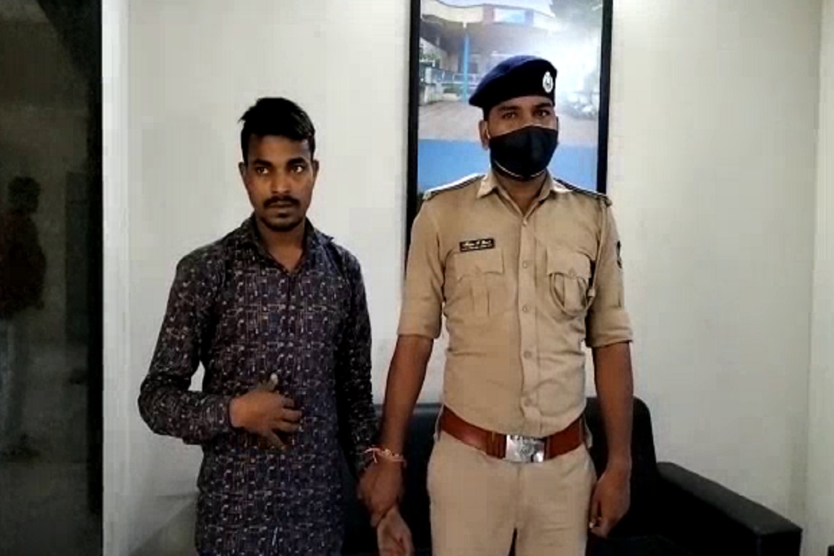  કિર્તેશ પટેલ, સુરત : સુરતના (Surat)પાંડેસરાના સિદ્ધાર્થ નગર નજીક કચરાના ઢગલા પર પ્લાસ્ટિકની થેલીમાં લપેટીને નવજાત બેબીને (Left Newborn baby girl) ત્યજી દેવાના કેસમાં પોલીસે (Police)બિહારી યુવાનને ઝડપી પાડયો છે. સમગ્ર ઘટનામાં સીસીટીવીના (CCTV)આધારે બાઇક નંબર મેળવી આરોપીઓ સુધી પહોંચી પાંડેસરા પોલીસે (Pandesara Police Station)ગુનો ઉકેલી નાખ્યો છે. જન્મ આપનારી માતાના સગા બનેવી જોડે અનૈતિક સંબંધો હતા. બિહારથી સુરત આવ્યો હતો પરંતુ રસ્તામાં જ પ્રસૂતિ થઇ જતા પોતાનું પાપ છપાવવા નવજાતને ત્યજી દીધું હતું.