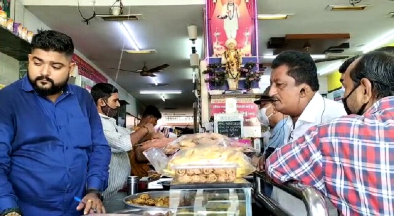 સુરતમાં કોઈપણ તહેવાર હોય સુરતી લોકો આ તહેવાર ધામધૂમથી ઉજવણી કરતા હોય છે ત્યારે આવતી કાલે દશેરને લઈને સુરતના સુરતી કરોડો રૂપિયાના ફાફડા જલેબી આરોગતા હોય છે. જોકે દશેરાના લીધે ફરસાણના વેપારી આગલે દિવસથી તૈયારી કરતા હોય છે. દશેરાના દિવસે ફરસાણની દુકાન બહાર ફાફડા જલેબી લેવા લાઇન લાગતી હોય છે. જેને પગલે લોકો આગલે દિવસથી ઓર્ડર આપતા હોય છે. પણ આ વર્ષે મંદી ને લઈને ઓર્ડર નહીવત છે. સુરતમાં કોઈપણ તહેવાર હોય સુરતી લોકો આ તહેવાર ધામધૂમથી ઉજવણી કરતા હોય છે ત્યારે આવતી કાલે દશેરને લઈને સુરતના સુરતી કરોડો રૂપિયાના ફાફડા જલેબી આરોગતા હોય છે. જોકે દશેરાના લીધે ફરસાણના વેપારી આગલે દિવસથી તૈયારી કરતા હોય છે. દશેરાના દિવસે ફરસાણની દુકાન બહાર ફાફડા જલેબી લેવા લાઇન લાગતી હોય છે. જેને પગલે લોકો આગલે દિવસથી ઓર્ડર આપતા હોય છે. પણ આ વર્ષે મંદી ને લઈને ઓર્ડર નહીવત છે.