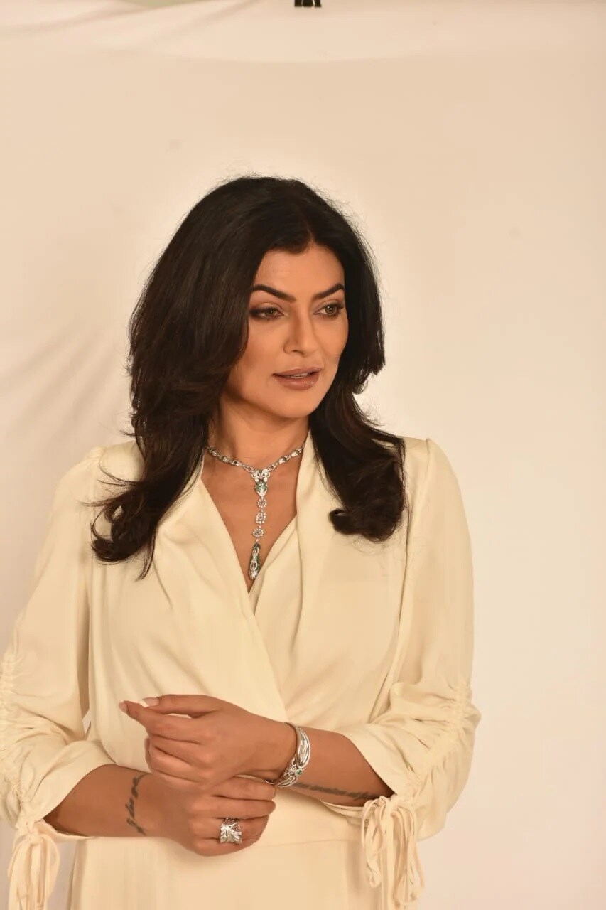 સુષ્મિતા સેન (Sushmita Sen) ભલે હવે ફિલ્મોમાં જોવા નથી મળતી પણ તેની ફેન ફોલોઈંગ ઓછી નથી થઈ. સોશ્યલ મીડિયા પર પણ તેની લોકપ્રિયતાનો અંદાજ લગાવી શકાય છે. મોડેલ, એક્ટ્રેસ કે એક માનવી તરીકે તે કોઈ પ્રેરણાથી કમ નથી. (ફોટો- Viral Bhayani) સુષ્મિતા સેન (Sushmita Sen) ભલે હવે ફિલ્મોમાં જોવા નથી મળતી પણ તેની ફેન ફોલોઈંગ ઓછી નથી થઈ. સોશ્યલ મીડિયા પર પણ તેની લોકપ્રિયતાનો અંદાજ લગાવી શકાય છે. મોડેલ, એક્ટ્રેસ કે એક માનવી તરીકે તે કોઈ પ્રેરણાથી કમ નથી. (ફોટો- Viral Bhayani)