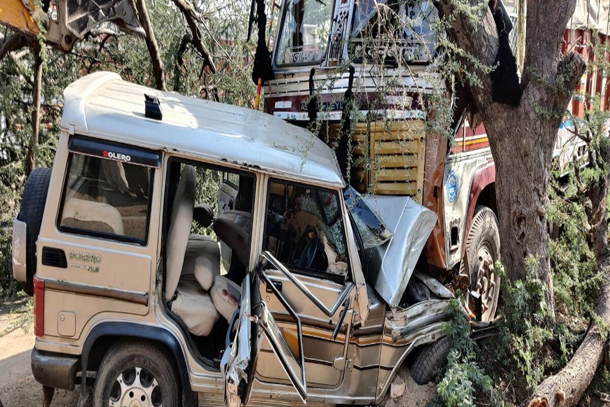 બોલેરો જીપમાં સવાર ગુજરાતના બનાસકાંઠા જિલ્લાના સુથાર પરિવારના ચાર સભ્યોના મોત નિપજ્યા હતા. સીણધરી પોલીસ ઘટના સ્થળે તાત્કાલિક પહોંચી ઇજાગ્રસ્ત લોકો ને નજીકની હોસ્પિટલમાં સારવાર અર્થે ખસેડાયા હતા. બોલેરો જીપમાં સવાર ગુજરાતના બનાસકાંઠા જિલ્લાના સુથાર પરિવારના ચાર સભ્યોના મોત નિપજ્યા હતા. સીણધરી પોલીસ ઘટના સ્થળે તાત્કાલિક પહોંચી ઇજાગ્રસ્ત લોકો ને નજીકની હોસ્પિટલમાં સારવાર અર્થે ખસેડાયા હતા.