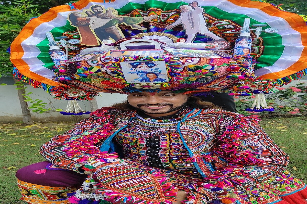 હવે પાઘડીના વજનની વાત કરીએ તો તેનું વજન સવા ચાર કિલો છે. પાઘડીની કલગીની સાઈઝ 82 સેન્ટિમીટરની છે. આ પાઘડીમાં 7 મીટર કાપડ વપરાયું છે. મહત્વનું છે કે અનુજે અગાઉ છેલ્લા પાંચ વર્ષથી આ પ્રકારે પાઘડીની અલગ અલગ થીમ સાથે ગરબાના ગ્રાઉન્ડ પર ઉતરે છે. હવે પાઘડીના વજનની વાત કરીએ તો તેનું વજન સવા ચાર કિલો છે. પાઘડીની કલગીની સાઈઝ 82 સેન્ટિમીટરની છે. આ પાઘડીમાં 7 મીટર કાપડ વપરાયું છે. મહત્વનું છે કે અનુજે અગાઉ છેલ્લા પાંચ વર્ષથી આ પ્રકારે પાઘડીની અલગ અલગ થીમ સાથે ગરબાના ગ્રાઉન્ડ પર ઉતરે છે.