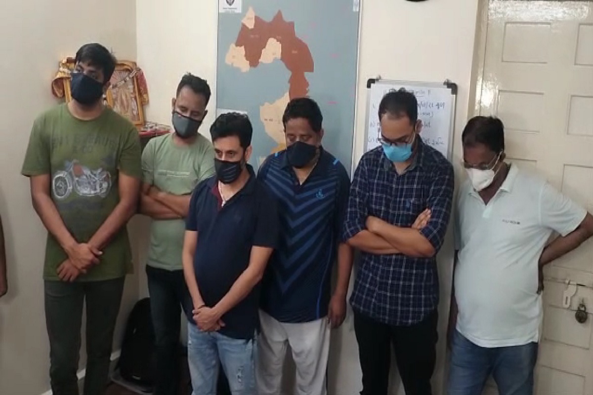  ભરતસિંહ વાઢેર, વાપી: વાપી ટાઉન પોલીસે (vapi town police) વાપીના (vapi news) ચલા વિસ્તારમાંથી આઈપીએલની ક્રિકેટ મેચો (IPL cricket match) પર સટ્ટો રમાડવાના (satta racket) એક મસમોટા રેકેટનો પર્દાફાશ કર્યો છે. પોલીસે વાપીના ચલામાં આવેલા પ્રમુખ ગ્રીન સોસાયટીના એક ફ્લેટમાંથી રૂપિયા 41 લાખથી વધુના મુદ્દામાલ સાથે 6 સટોડિયાઓની ધરપકડ કરી  છે. પોલીસની કાર્યવાહીમાં 77 મોબાઈલ 28 સીમકાર્ડ અને કોમ્પ્યુટર ટીવી સટ્ટો રમાડવાના અનેક ઇલેક્ટ્રોનિક ઉપકરણો અને સાધનોની સાથે રોકડ રકમ અને વાહનો મળી 41 લાખથી વધુ રૂપિયાની કિંમતના મુદામાલ પણ જપ્ત કરવામાં સફળતા મલી છે.