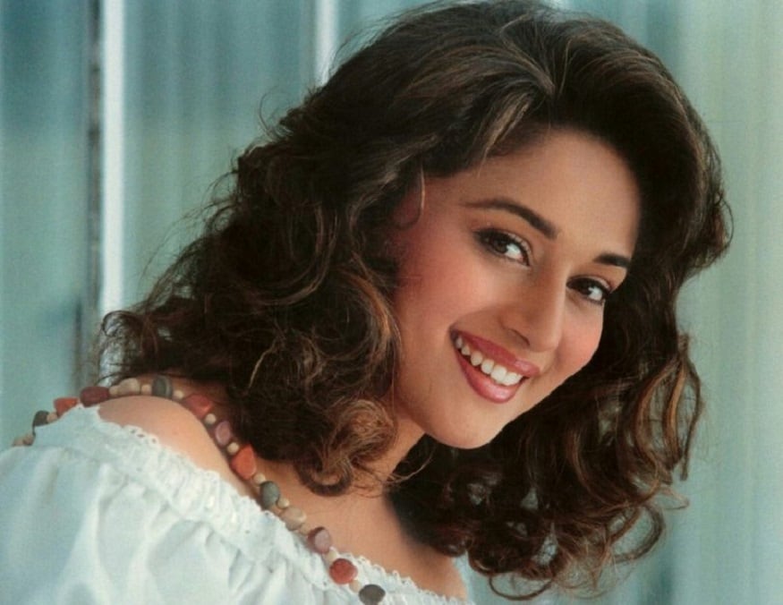 1 - માધુરી દીક્ષિત (madhuri dixit) - બોલિવૂડમાં દાયકાઓ સુધી રાજ કરનાર માધુરી દીક્ષિત પાસે કરોડોની સંપત્તિ છે. 1999માં શ્રીરામ નેને સાથે લગ્ન કર્યા બાદ માધુરીએ પોતાની જાતને બોલિવૂડથી દૂર કરી લીધી હતી. પરંતુ માધુરી ફરી એકવાર કમબેક કરવા જઈ રહી છે. તમને જણાવી દઈએ કે માધુરી પાસે પોતાનું વિમાન છે. જેની કિંમત 38 કરોડ રૂપિયા છે. 1 - માધુરી દીક્ષિત (madhuri dixit) - બોલિવૂડમાં દાયકાઓ સુધી રાજ કરનાર માધુરી દીક્ષિત પાસે કરોડોની સંપત્તિ છે. 1999માં શ્રીરામ નેને સાથે લગ્ન કર્યા બાદ માધુરીએ પોતાની જાતને બોલિવૂડથી દૂર કરી લીધી હતી. પરંતુ માધુરી ફરી એકવાર કમબેક કરવા જઈ રહી છે. તમને જણાવી દઈએ કે માધુરી પાસે પોતાનું વિમાન છે. જેની કિંમત 38 કરોડ રૂપિયા છે.