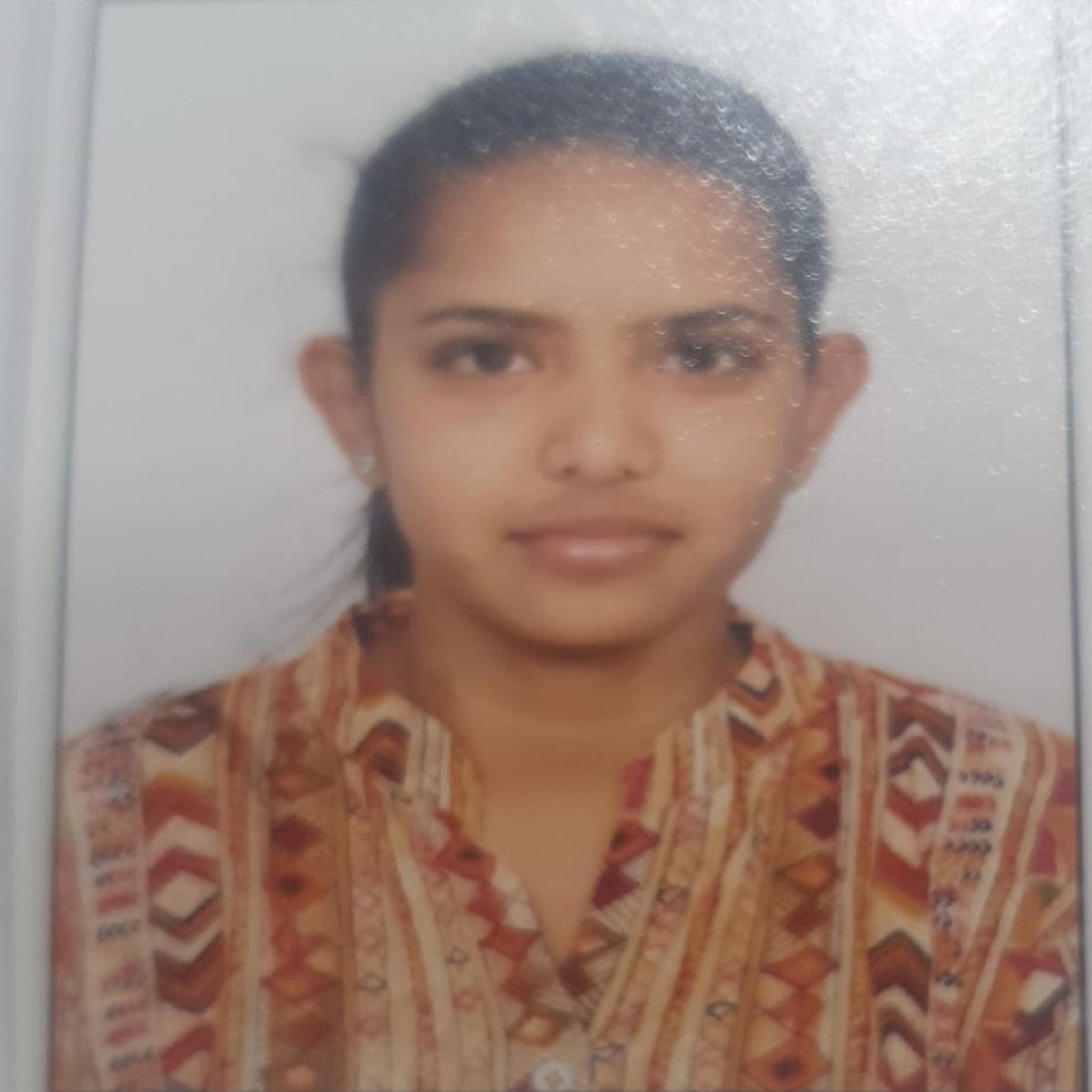  સાબિર ભાભોર, દાહોદઃ મંગળવારે દાહોદ જિલ્લાના (Dahod news) સંજેલીના (Sanjeli) ભાણપુરના (Bhanpur) જંગલમાંથી (jungle) અર્ધ બળેલ હાલતમાં કિશોરીનો મૃતદેહ મળી આવતા ચકચાર મચી ગઈ હતી. આ મામલે સંજેલી પોલીસ મથકે (sanjeli police station) ફરિયાદ નોધાયા બાદ પોલીસે કિશોરીની ઓળખ કરતા મૃતક કિશોરી દાહોદ ની કૃતિકા બરંડા હોવાનું બહાર આવ્યું હતું. મૃતક કિશોરી દાહોદની સાયન્સ કોલેજમા બીએસસીનો અભ્યાસ કરતી હતી અને 22 નેવમ્બરના રોજ ઘરે પરત ન આવતા તેના પિતાએ શોધખોળ આદરી છતા પણ તેમની દીકરી ન મળતા દાહોદ ટાઉન પોલીસ (Dahod town police) મથકે ગુમ થયા અંગે અરજી આપી હતી.