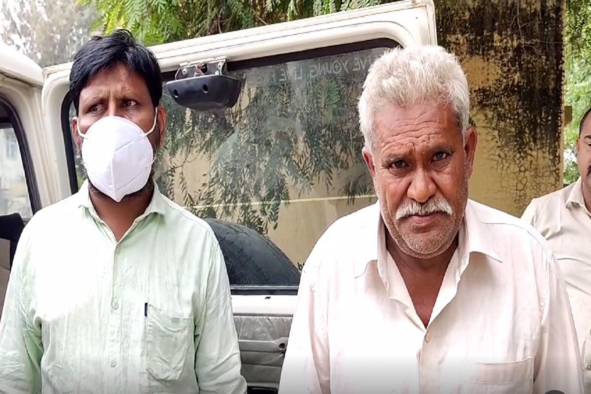  દિનેશ સોલંકી, ગીર સોમનાઃ ગીર સોમનાથના (Gir somanth) તાલાલા ગીરના રસુલપર (talala gir rasulpur) ગામ નજીક માલઢોર ચરાવવા જેવી નજીવી બાબતે બે શખ્‍સોએ સાસણના યુવકની કુહાડીના ઘા ઝીકી કરી (young man was stabbed to death) હત્‍યા. વહેલી સવારે બનેલ હત્‍યાની ઘટનાથી પંથકમાં ચકચાર સાથે અરેરાટી. બંન્‍ને આરોપી શખ્‍સોને પોલીસે (police) ગણતરીના કલાકોમાં ઝડપી કાયદેસરની કાર્યવાહી હાથ ઘરી.