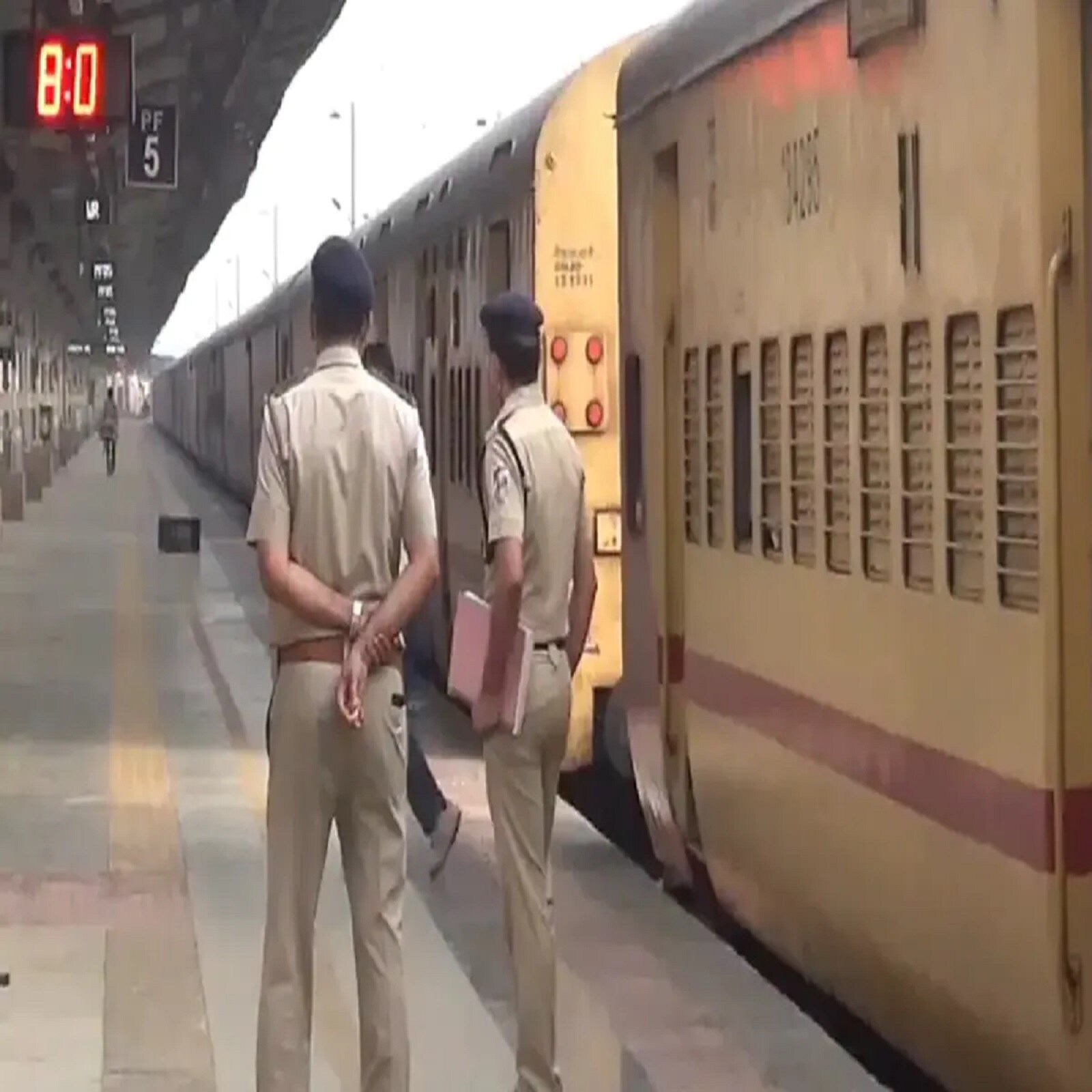 તેમના શરીરમાંથી એક સારી સુગંધ આવતી હતી - યુવતીને રોજ ડાયરી લખવાની ટેવ હતી. આ ડાયરીમાંથી ઘણા ખુલાસો સામે આવી રહ્યા છે. તેણે ડાયરીમાં હિન્દી, અંગ્રેજી અને ગુજરાતીમાં અનેક અંગત વાતો લખી છે. સૂત્રો પાસેથી મળતી માહિતી પ્રમાણે, જેમાં એક વાત તે રાત અંગે પણ લખી છે. જેમાં જણાવ્યુ છે કે, તે બન્ને મવાલી જેવા ન હતા. તેમના શરીરમાંથી એક સારી સુગંધ આવતી હતી. તેમની ઉંમર 20થી 21 વર્ષની હતી. તેઓ હિન્દી ભાષામાં વાત કરતા હતા. પીડિતા એવું પણ લખે છે કે, આ બન્ને તેની સાથે દુષ્કર્મ આચરી હત્યા કરવાના ઇરાદે આ બધુ કરી રહ્યાં હતા. કારણ કે, બન્ને વચ્ચે જે વાતો થઇ રહીં હતી તે પીડિતાને ખૂબ સારી રીતે યાદ હતી. જેથી તેણે બન્ને વચ્ચે હિન્દીમાં થતી વાતચીત ડાયરીમાં પણ લખી છે. તેમના શરીરમાંથી એક સારી સુગંધ આવતી હતી - યુવતીને રોજ ડાયરી લખવાની ટેવ હતી. આ ડાયરીમાંથી ઘણા ખુલાસો સામે આવી રહ્યા છે. તેણે ડાયરીમાં હિન્દી, અંગ્રેજી અને ગુજરાતીમાં અનેક અંગત વાતો લખી છે. સૂત્રો પાસેથી મળતી માહિતી પ્રમાણે, જેમાં એક વાત તે રાત અંગે પણ લખી છે. જેમાં જણાવ્યુ છે કે, તે બન્ને મવાલી જેવા ન હતા. તેમના શરીરમાંથી એક સારી સુગંધ આવતી હતી. તેમની ઉંમર 20થી 21 વર્ષની હતી. તેઓ હિન્દી ભાષામાં વાત કરતા હતા. પીડિતા એવું પણ લખે છે કે, આ બન્ને તેની સાથે દુષ્કર્મ આચરી હત્યા કરવાના ઇરાદે આ બધુ કરી રહ્યાં હતા. કારણ કે, બન્ને વચ્ચે જે વાતો થઇ રહીં હતી તે પીડિતાને ખૂબ સારી રીતે યાદ હતી. જેથી તેણે બન્ને વચ્ચે હિન્દીમાં થતી વાતચીત ડાયરીમાં પણ લખી છે.