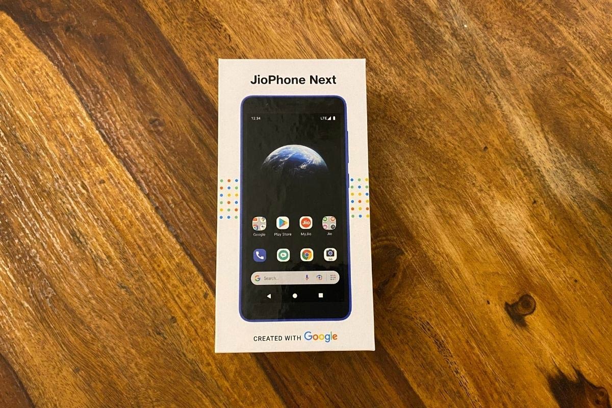  JioPhone Next Unboxing: રિલાયન્સ જિયો (Reliance Jio) અને ગૂગલ (Google) તરફથી બનાવવામાં આવેલા JioPhone Next સ્માર્ટફોન આ દિવાળીથી ખરીદી શકાશે. જિયોફોન નેક્સ્ટ જિયો માર્ટ, jio.com અને તમામ રિટેલ સ્ટોર્સ પરથી ખરીદી શકાશે. ગૂગલ સાથે મળીને બનાવવામાં આવેલા આ ફોનમાં એન્ડ્રોઇડ બેઝ્ડ પ્રગતિ ઓપરેટિંગ સિસ્ટમ (Pragati OS) આપવામાં આવી છે. Image: Soumyadip Choudhury / News18)