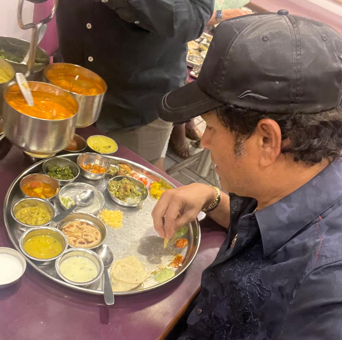 હકિતતમાં આજે સચિને પત્ની અંજલિના જન્મદિવસ નિમીતે સ્વરૂચી ભોજનનું આયોજન કરવાના બદલે ગુજરાતી પત્નીને ખુશ કરવા માટે ગુજરાતી ભાણાની પાર્ટી મિત્રોને આપી હતી. સચિન પુત્રી સારા અને પત્ની અંજલિ સાથે મિત્રોને લઈને ગુજરાતી થાળી જમવા માટે પહોંચી ગયો હતો. હકિતતમાં આજે સચિને પત્ની અંજલિના જન્મદિવસ નિમીતે સ્વરૂચી ભોજનનું આયોજન કરવાના બદલે ગુજરાતી પત્નીને ખુશ કરવા માટે ગુજરાતી ભાણાની પાર્ટી મિત્રોને આપી હતી. સચિન પુત્રી સારા અને પત્ની અંજલિ સાથે મિત્રોને લઈને ગુજરાતી થાળી જમવા માટે પહોંચી ગયો હતો.