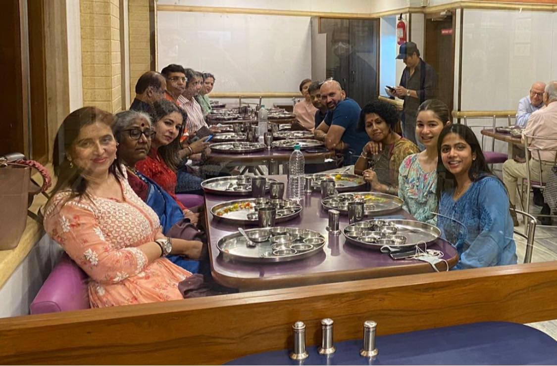 સચિને મુંબઈના કાલબા દેવી વિસ્તારમાં આવેલા ક્ષી ઠાકર ભોજનાલયમાં ગુજરાતી થાળી માણી હતી. આ રેસ્ટોરન્ટ 1945થી કાર્યરત છે. સચિને ભોજન માણ્યા બાદ ફેસબૂકમાં તસવીરો મૂકી હતી જેમાં પત્ની અંજલિ, પુત્રી સારા અને મિત્રો જોવા મળે છે. સચિને મુંબઈના કાલબા દેવી વિસ્તારમાં આવેલા ક્ષી ઠાકર ભોજનાલયમાં ગુજરાતી થાળી માણી હતી. આ રેસ્ટોરન્ટ 1945થી કાર્યરત છે. સચિને ભોજન માણ્યા બાદ ફેસબૂકમાં તસવીરો મૂકી હતી જેમાં પત્ની અંજલિ, પુત્રી સારા અને મિત્રો જોવા મળે છે.