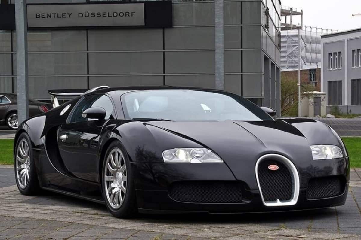  Bugatti Veyron: બુગાટી વિશ્વની સૌથી મોંઘી કાર નિર્માતા કંપનીઓમાંથી એક છે. તેની વેરોન મોંઘી અને ટોપ સ્પીડ કારમાં ગણવામાં આવે છે. Bugatti Veyron 8.0 લિટર ટર્બોચાર્જ્ડ W16 એન્જિન દ્વારા સંચાલિત છે. તે હજુ પણ વિશ્વની સૌથી ઝડપી કારોમાંની એક છે. તેનું એન્જિન 987 bhp પાવર અને 1,250 Nm પીક ટોર્ક જનરેટ કરે છે. Bugatti Veyron ની કિંમત લગભગ 12 કરોડ રૂપિયા છે. તે માત્ર 2.4 સેકન્ડમાં 0-100 કિમી/કલાકની સ્પીડ પકડી લે છે. ટોપ સ્પીડ 420 કિમી/કલાક છે.
