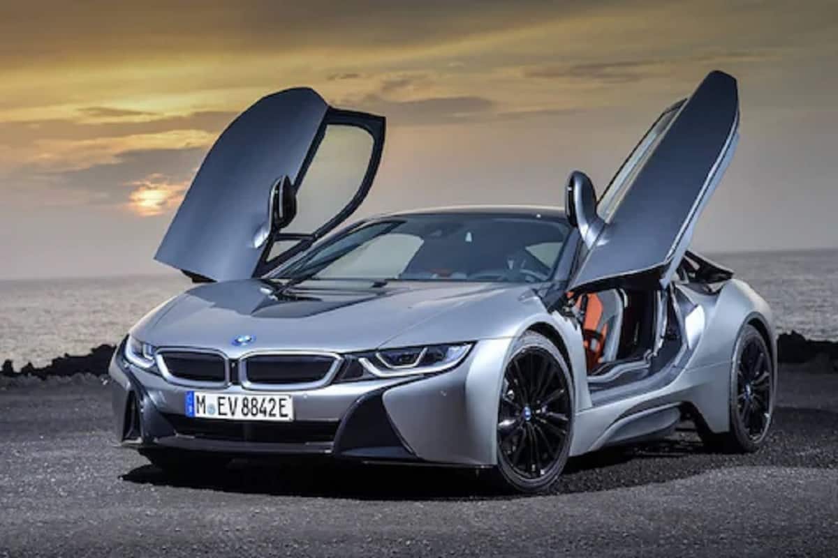 BMW i8: ભારતમાં ખરીદી શકાય તેવી સૌથી અદભૂત હાઇબ્રિડ કારમાંની એક BMW i8 છે. તેમાં ઇલેક્ટ્રિક મોટરની સાથે 1.5 લિટર 3 સિલિન્ડર પેટ્રોલ એન્જિનનો ઉપયોગ કરવામાં આવ્યો છે. સંયુક્ત પાવર અને ટોર્ક આઉટપુટ 357 bhp અને 570 Nm છે.