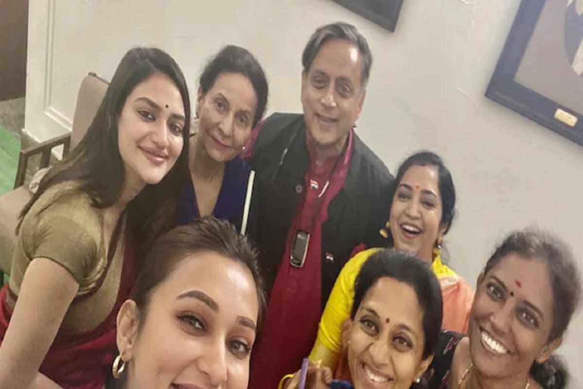 મહિલા સાંસદો સાથે સેલ્ફી શેર કરી શશી થરૂરે કહ્યું, 'કોણ કહે છે કે લોકસભા કામ કરવા માટે આકર્ષક સ્થળ નથી' મહિલા સાંસદો સાથે સેલ્ફી શેર કરી શશી થરૂરે કહ્યું, 'કોણ કહે છે કે લોકસભા કામ કરવા માટે આકર્ષક સ્થળ નથી'