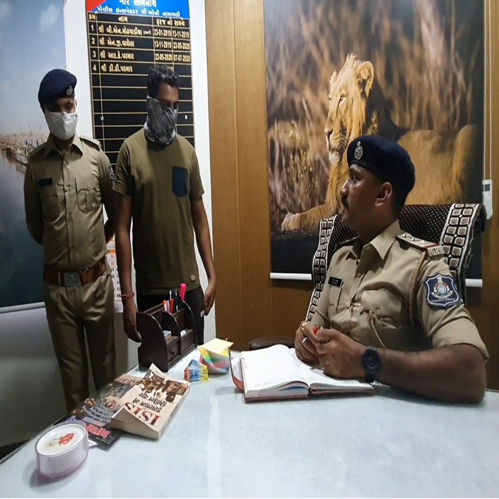છેલ્લા એક મહિનાથી ગીર સોમનાથ જિલ્લામાં લોકોને કાયદાકાનૂનનો ભય નો હોય તેમ ગીર સોમનાથ જિલ્લાના અલગ અલગ વિસ્તારોમાં લોકો ની હત્યા ઓ થઈ છે. છેલ્લા થોડા દિવસોની જ જો વાત કરીએ તો જિલ્લામાં 4 જેટલા હત્યા ના બનાવો બન્યા છે. જે પણ સામાન્ય બાબતોમાં તાલાળાના ગ્રામ્ય વિસ્તારમાં ઢોર ચરાવવા જેવી નજીવી બાબતે હત્યા થઈ. તો ઉનાના ગરાળ ગામે ધાર્મિક કાર્યમાં સામાન્ય બોલાચાલી થતા યુવાનોને મોતને ઘાટ ઉતારી દીધો હતો. જયારે વેરાવળ તાલુકાના ડોડીયાના વડોદરા ગામે દલિત અગ્રણી સાથે મનભેદ રાખી મોતને ઘાટ ઉતાર્યા બાદ ગત મોડી રાત્રે વેરાવળ શહેરની બજાર વચ્ચે ચાઈનીઝ ફ્રુડની લારી ચલાવતા ખારવા સમાજના યુવાનને આડેધડ છરીના ઘા ઝીકી આરોપી ઓ ફરાર થયા છે. છેલ્લા એક મહિનાથી ગીર સોમનાથ જિલ્લામાં લોકોને કાયદાકાનૂનનો ભય નો હોય તેમ ગીર સોમનાથ જિલ્લાના અલગ અલગ વિસ્તારોમાં લોકો ની હત્યા ઓ થઈ છે. છેલ્લા થોડા દિવસોની જ જો વાત કરીએ તો જિલ્લામાં 4 જેટલા હત્યા ના બનાવો બન્યા છે. જે પણ સામાન્ય બાબતોમાં તાલાળાના ગ્રામ્ય વિસ્તારમાં ઢોર ચરાવવા જેવી નજીવી બાબતે હત્યા થઈ. તો ઉનાના ગરાળ ગામે ધાર્મિક કાર્યમાં સામાન્ય બોલાચાલી થતા યુવાનોને મોતને ઘાટ ઉતારી દીધો હતો. જયારે વેરાવળ તાલુકાના ડોડીયાના વડોદરા ગામે દલિત અગ્રણી સાથે મનભેદ રાખી મોતને ઘાટ ઉતાર્યા બાદ ગત મોડી રાત્રે વેરાવળ શહેરની બજાર વચ્ચે ચાઈનીઝ ફ્રુડની લારી ચલાવતા ખારવા સમાજના યુવાનને આડેધડ છરીના ઘા ઝીકી આરોપી ઓ ફરાર થયા છે.