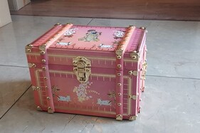 રાજકોટ : રજવાડી સ્ટાઇલમાં લગ્નની કંકોત્રી, વજન 4 કિલો 280 ગ્રામ, 7000 રૂપિયા કિંમત