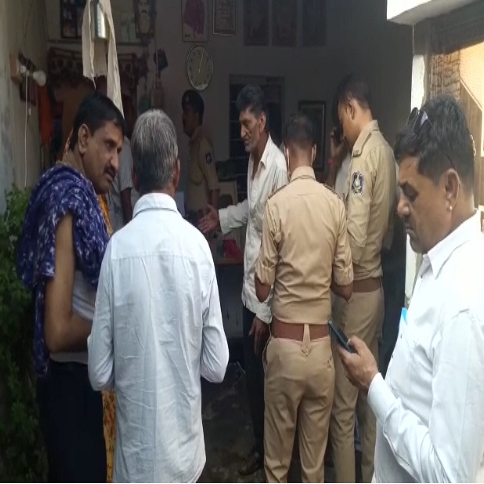 તે દરમિયાન પત્નીને ભગાડી જવાનું મનદુખ રાખી ગઈકાલે મુકેશ રાવળ શિહોરી ખાતે મૃતકના ઘરે પહોંચ્યો હતો જ્યાં તીક્ષણ હથિયાર વડે સુશીલાબેન અને તેમના પૌત્ર ધાર્મિક નું ગળું કાપી નિર્મમ હત્યા કરી ત્યાંથી ફરાર થઈ ગયો હતો. તે દરમિયાન પત્નીને ભગાડી જવાનું મનદુખ રાખી ગઈકાલે મુકેશ રાવળ શિહોરી ખાતે મૃતકના ઘરે પહોંચ્યો હતો જ્યાં તીક્ષણ હથિયાર વડે સુશીલાબેન અને તેમના પૌત્ર ધાર્મિક નું ગળું કાપી નિર્મમ હત્યા કરી ત્યાંથી ફરાર થઈ ગયો હતો.
