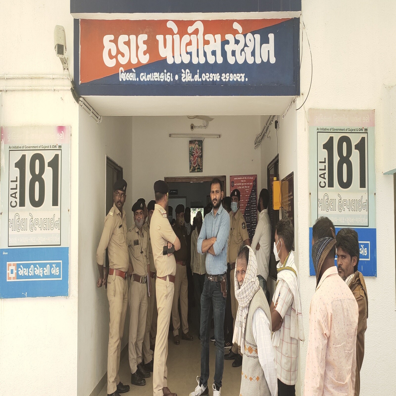 મહેન્દ્ર અગ્રવાલ,અંબાજી: યાત્રાધામ અંબાજીથી (Ambaji news) નજીક આવેલા હડાદ પોલીસ સ્ટેશનમાં (Hadad police station) એક કથિત આરોપીએ ગળે ટુંપો ખાઈ આત્મહત્યા (accused suicide in police station) કરી લેતા સમગ્ર આદિવાસી વિસ્તારમાં ઘેરા પ્રત્યાઘાતો પડ્યા છે જેને લઈ સવારથી જ મોડીરાત સુધી આદિવાસી લોકોનો (Tribal people) મોટો જમાવડોને વાતાવરણ તંગ પરિસ્થતિ વાળું જોવા મળ્યું હતું. મહેન્દ્ર અગ્રવાલ,અંબાજી: યાત્રાધામ અંબાજીથી (Ambaji news) નજીક આવેલા હડાદ પોલીસ સ્ટેશનમાં (Hadad police station) એક કથિત આરોપીએ ગળે ટુંપો ખાઈ આત્મહત્યા (accused suicide in police station) કરી લેતા સમગ્ર આદિવાસી વિસ્તારમાં ઘેરા પ્રત્યાઘાતો પડ્યા છે જેને લઈ સવારથી જ મોડીરાત સુધી આદિવાસી લોકોનો (Tribal people) મોટો જમાવડોને વાતાવરણ તંગ પરિસ્થતિ વાળું જોવા મળ્યું હતું.