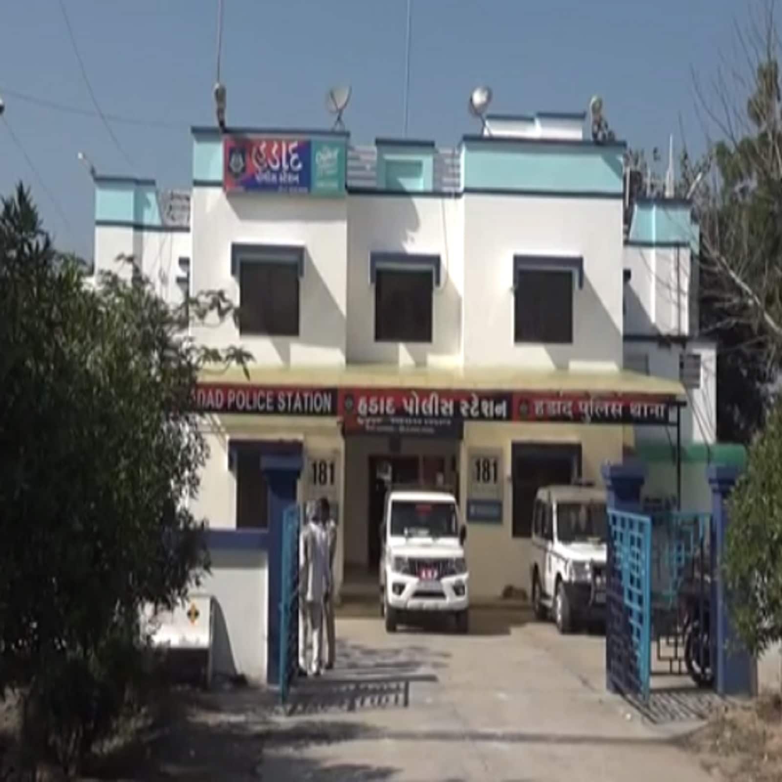 આ ઘટનાને લઈ IPS સુશીલ અગ્રવાલ તાકીદે પોલીસના મોટા કાફલા સાથે હડાદ પોલીસ સ્ટેશને પહોંચી ચાંપતો બંદોબસ્ત ગોઠવ્યો હતો આ ઘટના બનતા પોલીસ સ્ટેશનમાં આદિવાસી લોકોમાં ભારે રોષ અને સંબધીઓમાં હૈયા ફાટ રુદન્તથી વાતાવરણ ગંભીર બન્યું હતું. જોકે આ સમગ્ર ઘટના એક અલગજ પ્રકાશ પાડી રહી છે. આ ઘટનાને લઈ IPS સુશીલ અગ્રવાલ તાકીદે પોલીસના મોટા કાફલા સાથે હડાદ પોલીસ સ્ટેશને પહોંચી ચાંપતો બંદોબસ્ત ગોઠવ્યો હતો આ ઘટના બનતા પોલીસ સ્ટેશનમાં આદિવાસી લોકોમાં ભારે રોષ અને સંબધીઓમાં હૈયા ફાટ રુદન્તથી વાતાવરણ ગંભીર બન્યું હતું. જોકે આ સમગ્ર ઘટના એક અલગજ પ્રકાશ પાડી રહી છે.