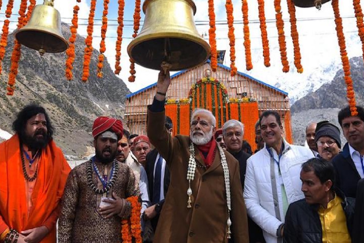  PM Modi in Kedarnath: વડાપ્રધાન મોદીએ તેમના સંબોધનની શરૂઆત 'જય બાબા કેદાર'ના (Jay Baba Kedarnath) નારાથી કરી હતી. તેમણે કહ્યું કે આ ભારતની સંસ્કૃતિની વ્યાપકતાનું અલૌકિક દૃશ્ય છે. તેમણે દેશના તમામ સાધુ-સંતોને વંદન કર્યા હતા. એવું કહેવાય છે કે, ભારતમાં એક મહાન ઋષિ પરંપરા છે. જો હું દરેકના નામ આપીશ તો એક અઠવાડિયું લાગશે. જ્યારે પણ હું અહીં આવું છું, હું દરેક કણ સાથે જોડાયેલું છું. તેમણે કહ્યું કે, ગરુડચટ્ટી સાથે મારો જૂનો સંબંધ છે. કહ્યું કે, ગોવર્ધન પૂજાના દિવસે મને કેદારનાથ દર્શનનું સૌભાગ્ય મળ્યું છે. કેદારનાથમાં ઝડપથી વિકાસનું કામ ચાલી રહ્યું છે. 2013ની આફત દરમિયાન મેં અહીંની તબાહી મારી પોતાની આંખે જોઈ હતી. આ દરમિયાન વડાપ્રધાન મોદી કેદારનાથ દુર્ઘટનાને યાદ કરીને ભાવુક થઈ ગયા હતા. જણાવ્યું હતું કે, વર્ષો પહેલા અહીં જે નુકસાન થયું હતું તે અકલ્પનીય હતું. અહીં આવતા લોકો વિચારતા કે શું આ આપણું કેદારધામ ફરી ઊભું થશે? પણ મારો અંદરનો અવાજ કહી રહ્યો હતો કે તે પહેલા કરતાં વધુ ગર્વથી ઊભું રહેશે.